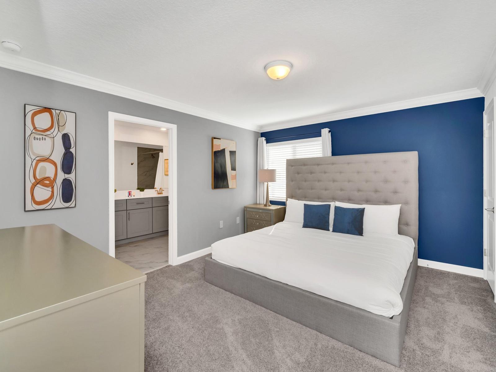 Magnificent bedroom of the townhouse in Kissimmee Florida - Cozy double bed and attached bath for convenience - Thoughtfully designed bedroom featuring functional and stylish furniture