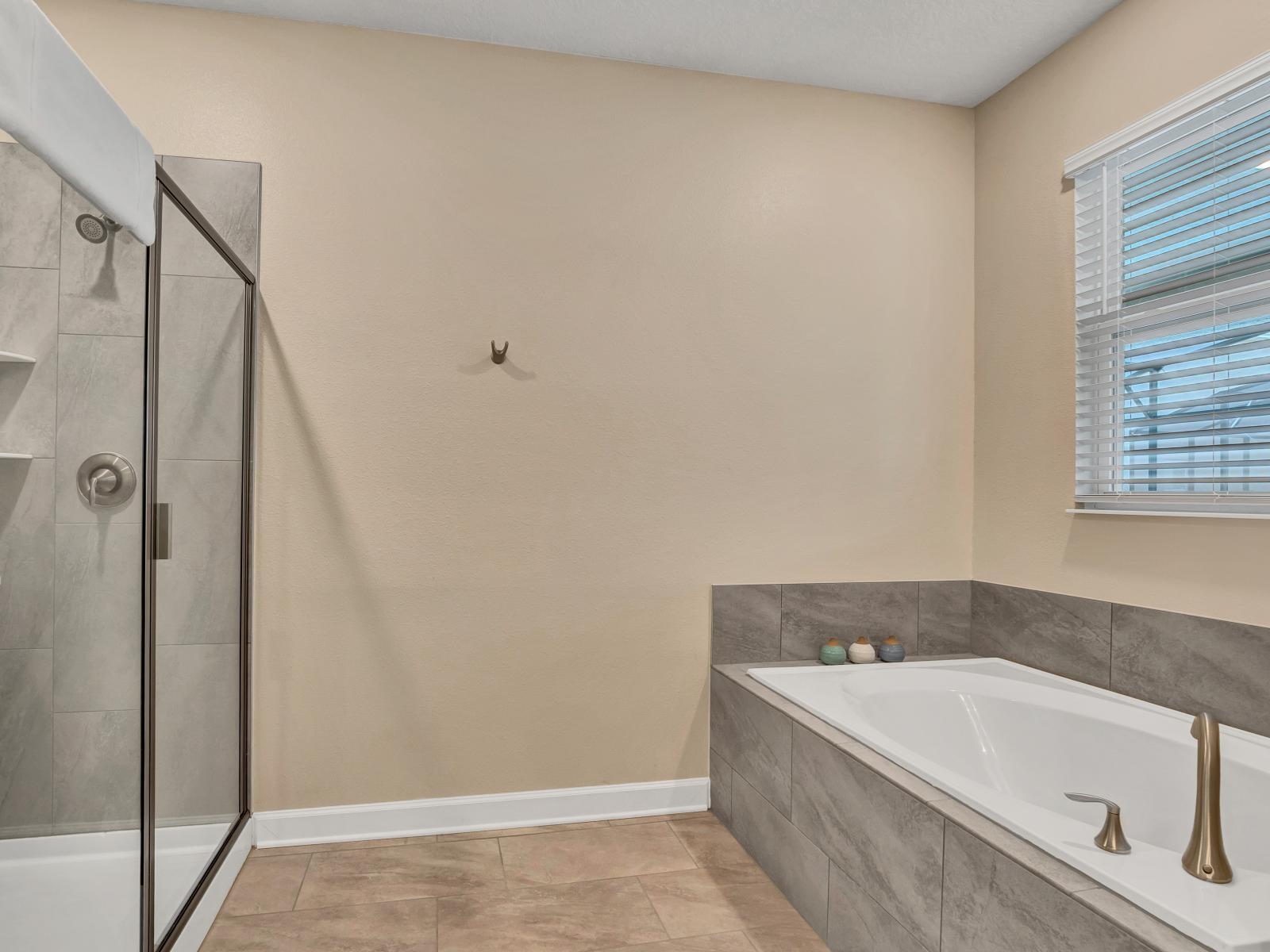 Splendid Bathroom of the Apartment in Florida - Contemporary fixtures for a touch of indulgence - Inviting bathroom with a soothing color palette for a tranquil feel - Seamless design featuring a glass-enclosed shower for a modern touch