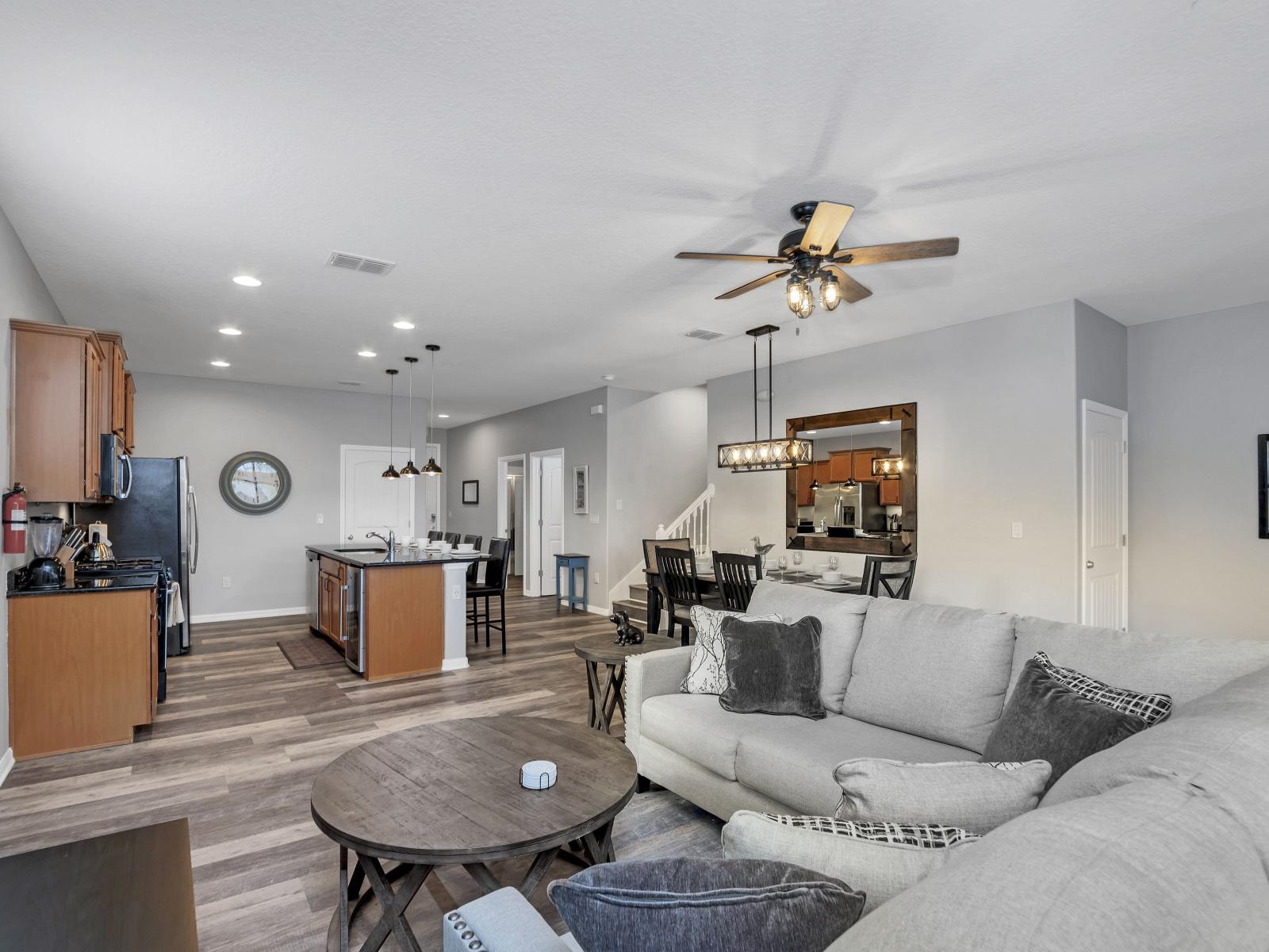 Magnificent townhouse in Davenport Florida - Beautiful living area with a sense of spaciousness - A balance of sophistication and comfort, featuring elegant yet inviting furniture - Seamlessly connected to a stylish dining area and kitchen