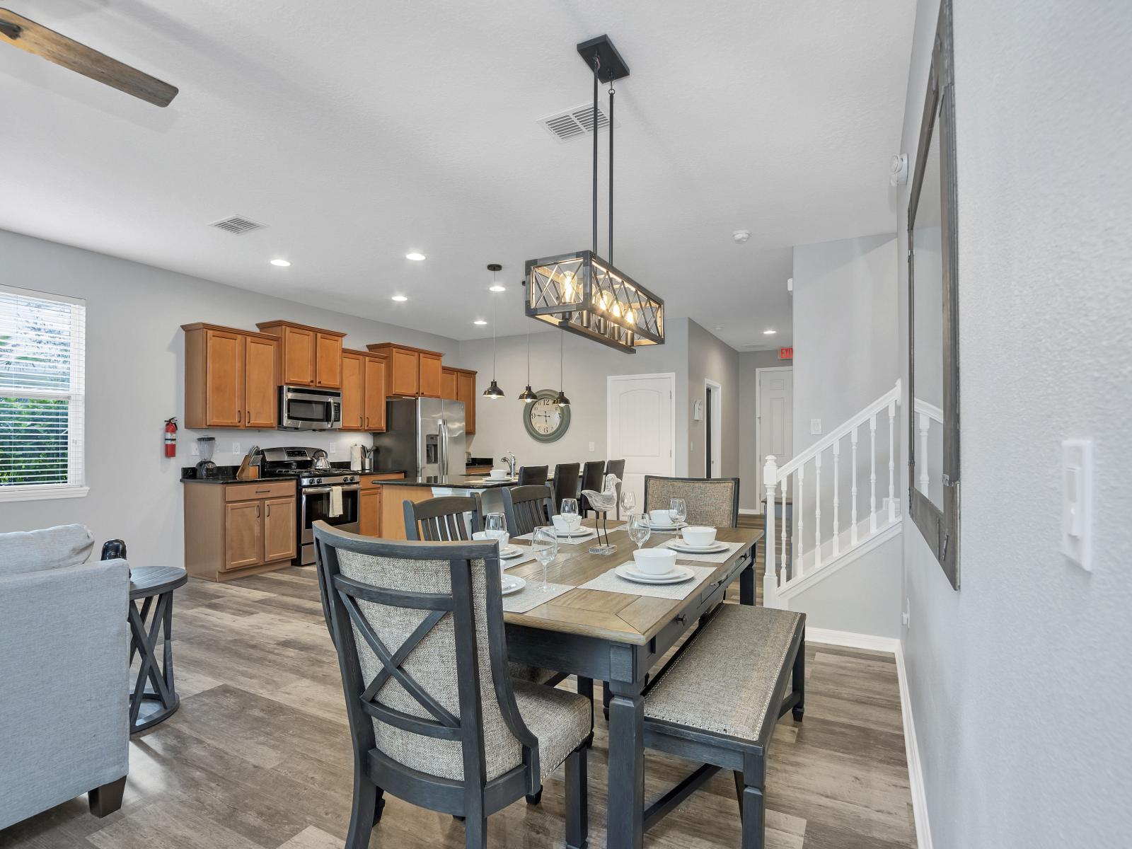 Chic dining area of the townhouse in Davenport Florida - Featuring a stylish table and contemporary seating - Thoughtful lighting fixtures creating an intimate and inviting atmosphere - 6 persons dining