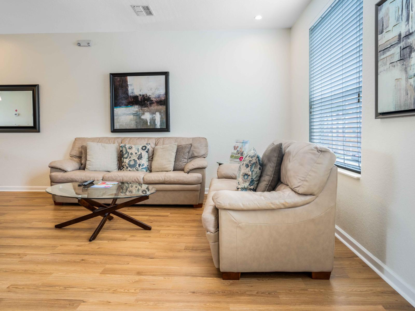 Spacious living area  of the townhouse in Orlando - Cozy sofas to enjoy utmost relaxation - Majestically decored with aesthetic wall paintings - A bright and airy window for ventilation and offering outside views - Experience the luxury and comfort