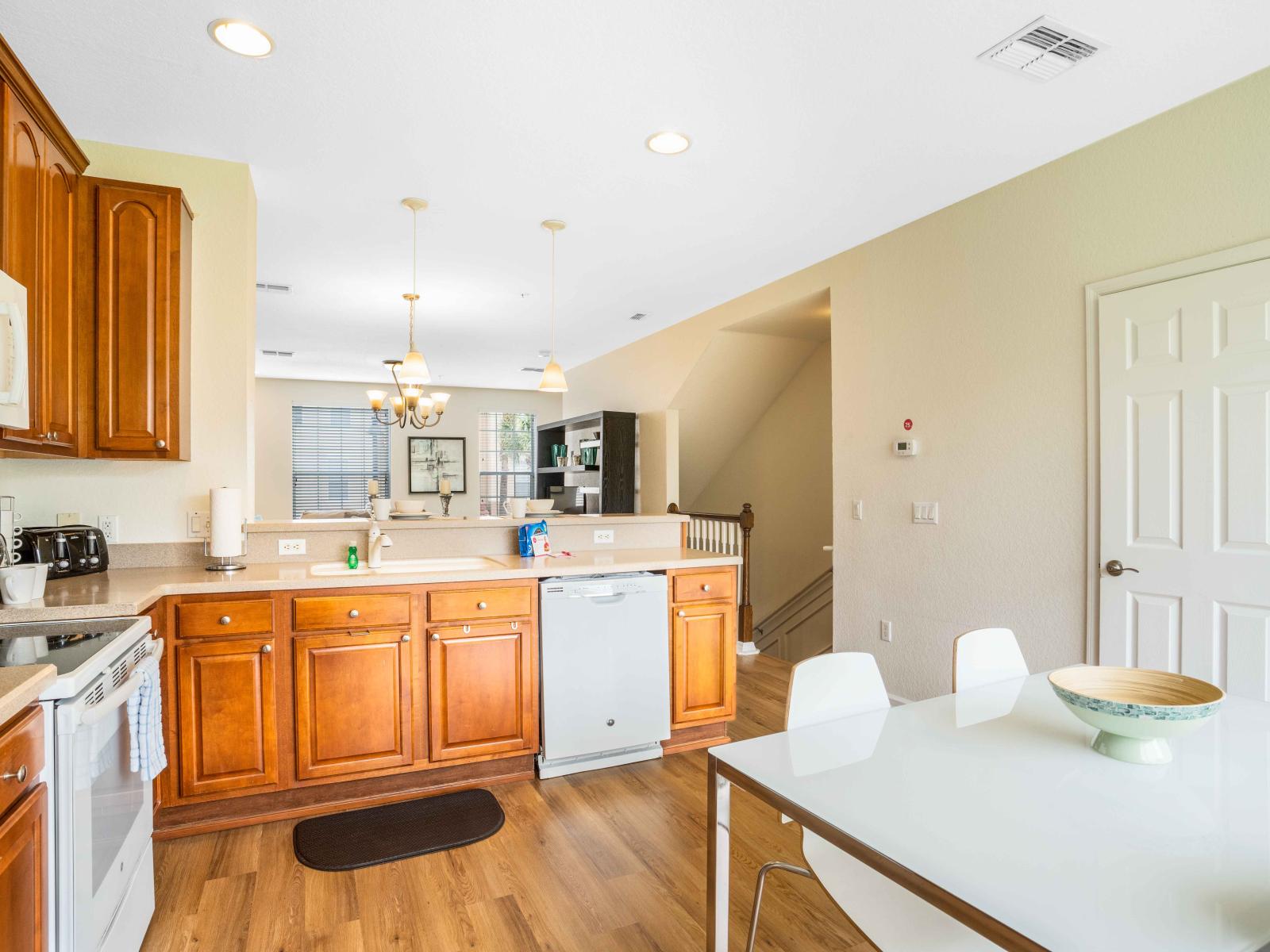 Luxurious and fully equipped kitchen of the townhouse in Orlando - Stainless steel appliances and necessary accessories available - A glorious 4 persons dining table within the kitchen to serve freshly made meals - Elegant lighting