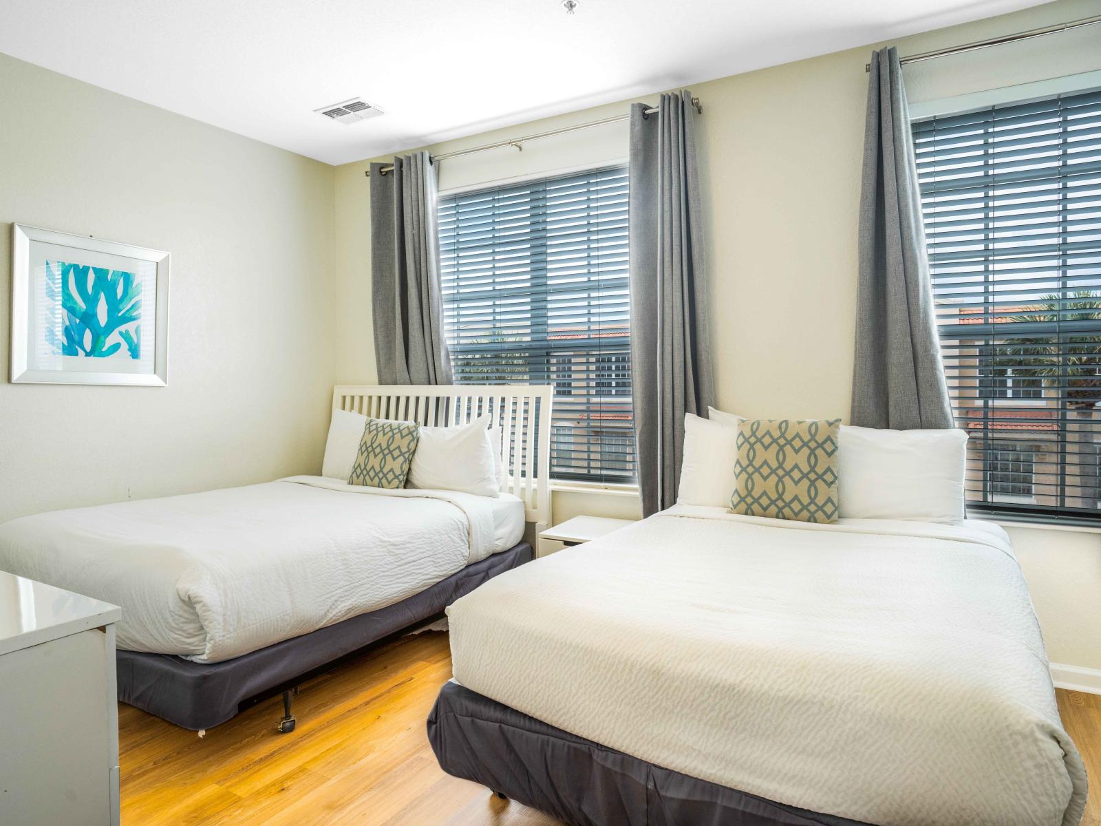 Spacious bedroom of the townhouse in Orlando - Wake up and indulge in the beauty of the world outside your window. - Relaxing two double bed with neat and fresh linen and fluffy pillows - Fabulous wooden furnished floor