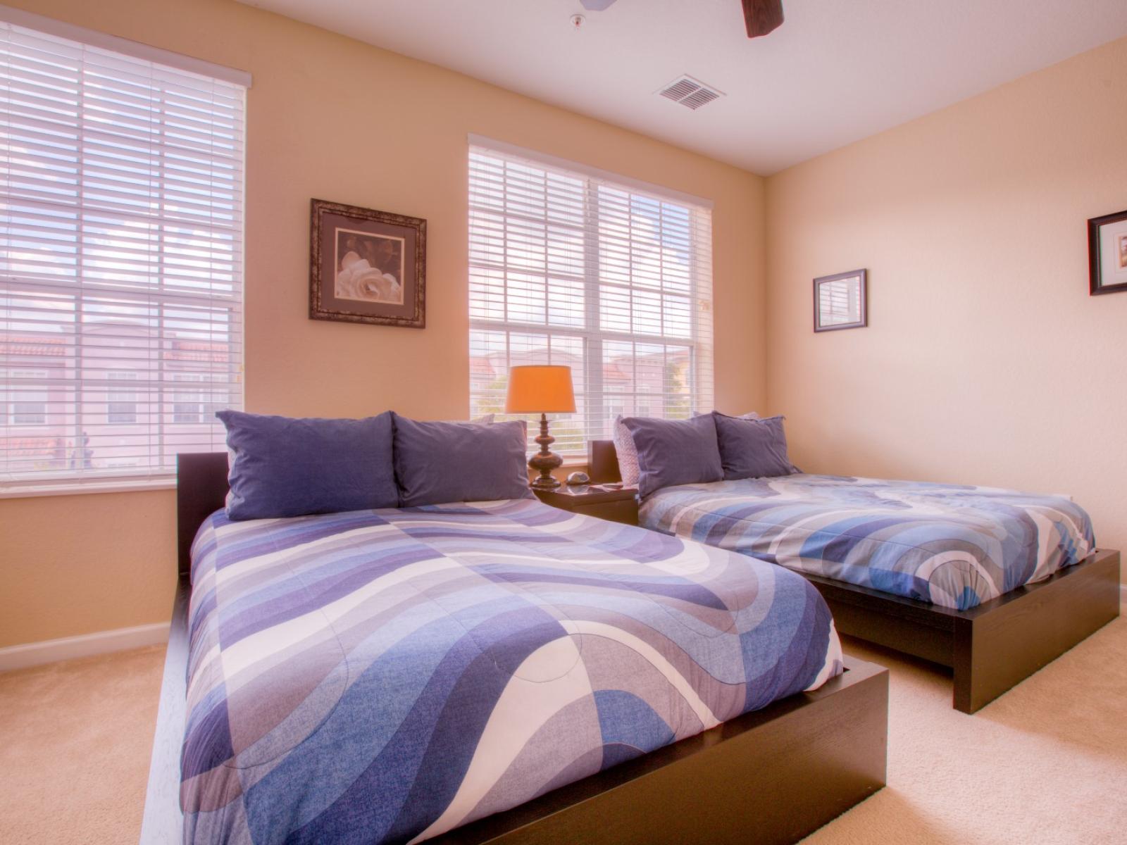 Spacious bedroom of the townhouse in Orlando - Completed with 2 comfy beds - Excellently decored with beautiful wall paintings - Bright and airy large windows behind the beds with outside views - Marvelously carpeted floor