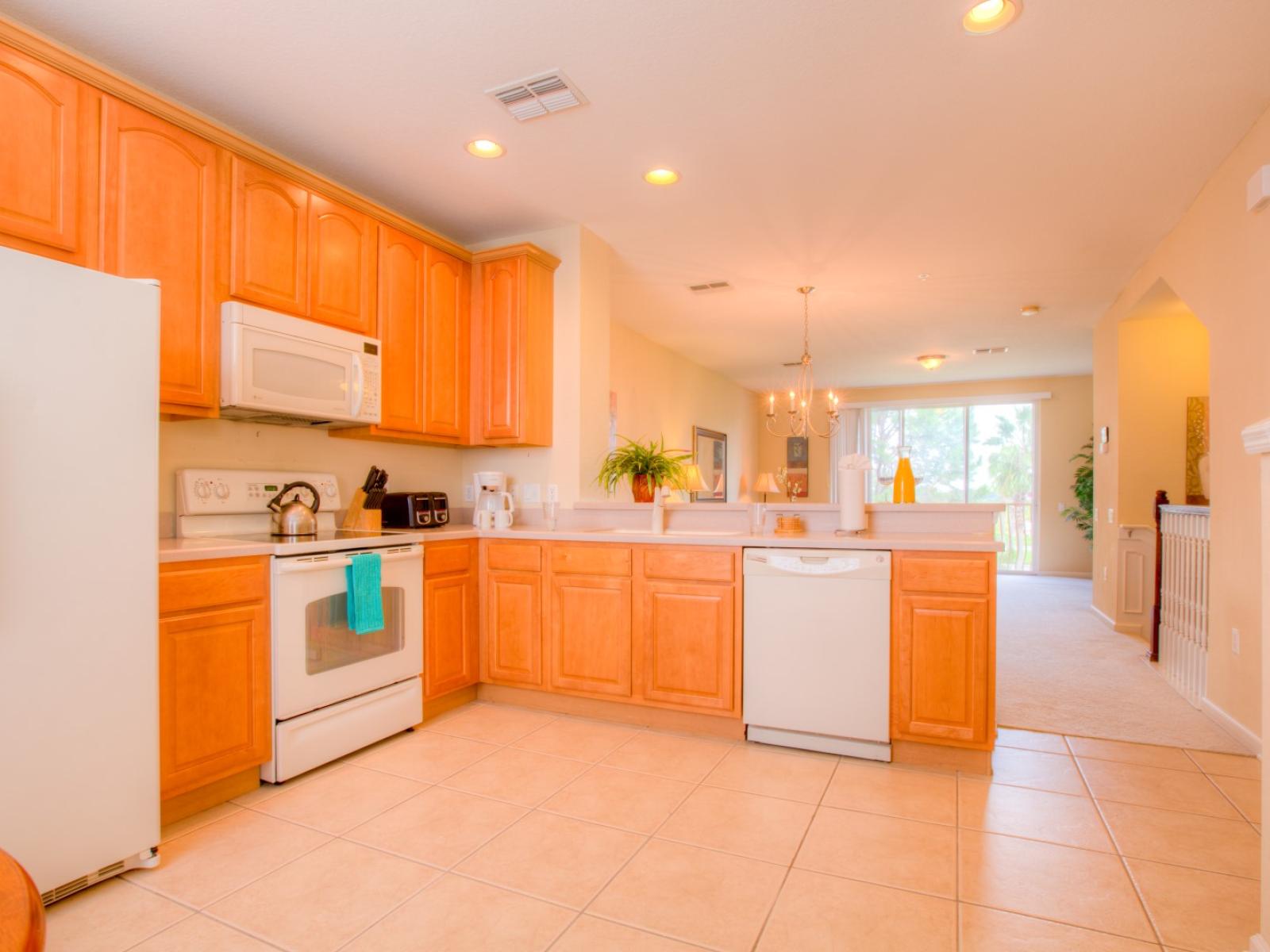 Lavishly designed fully equipped kitchen of the townhouse in Orlando - Availability of all necessary kitchen accessories - Elegant light and sufficient space to work with ease - Plenty storage space to store goods