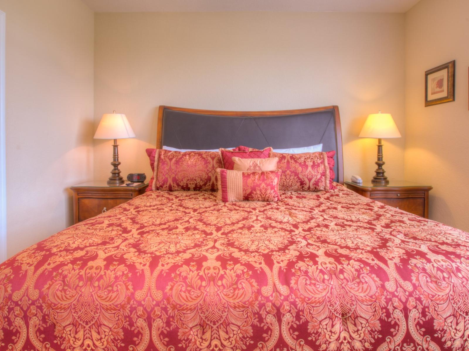 Luxurious bedroom of the townhouse in Orlando - Relax on a double bed with neat and clean linen after a day full of adventure - Majestic table lamps - Decored with Aesthetic wall paintings - Bright and airy bedroom of the townhouse