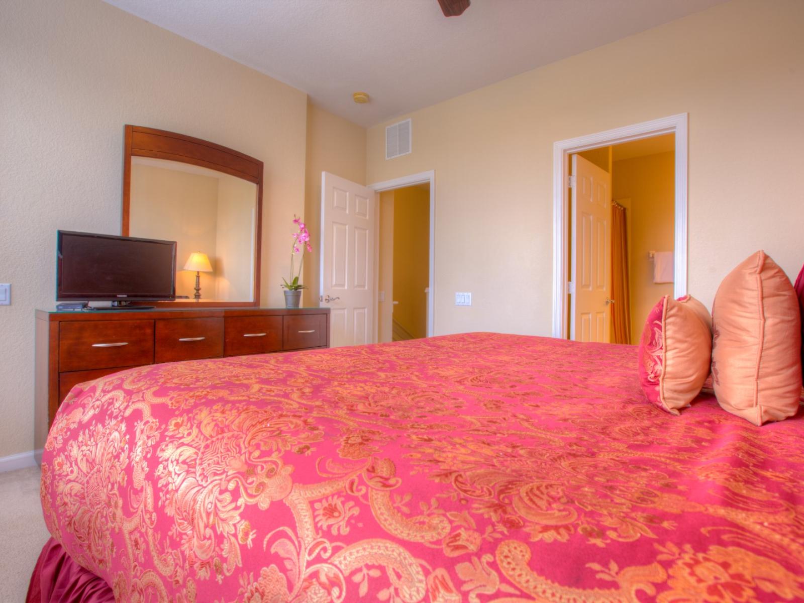 Tranquil bedroom of the townhouse in Orlando - Comfortable bed with soft pillows -  Beautiful dressing table with plenty of storage - Availability of Tv and Netflix - Bright and airy bedroom of the townhouse