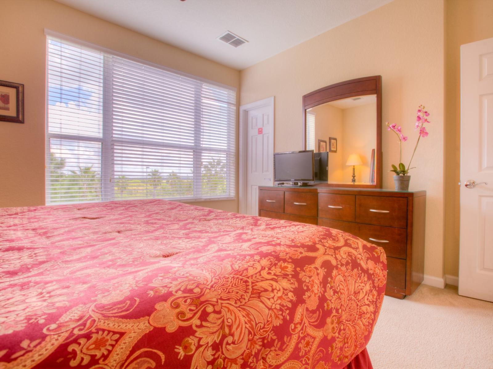 Luxe bedroom of the townhouse in Orlando - Stunningly carpeted floor of the bedroom - Beautiful large size window with mesmerizing views - Glorious dressing table - Smart Tv available