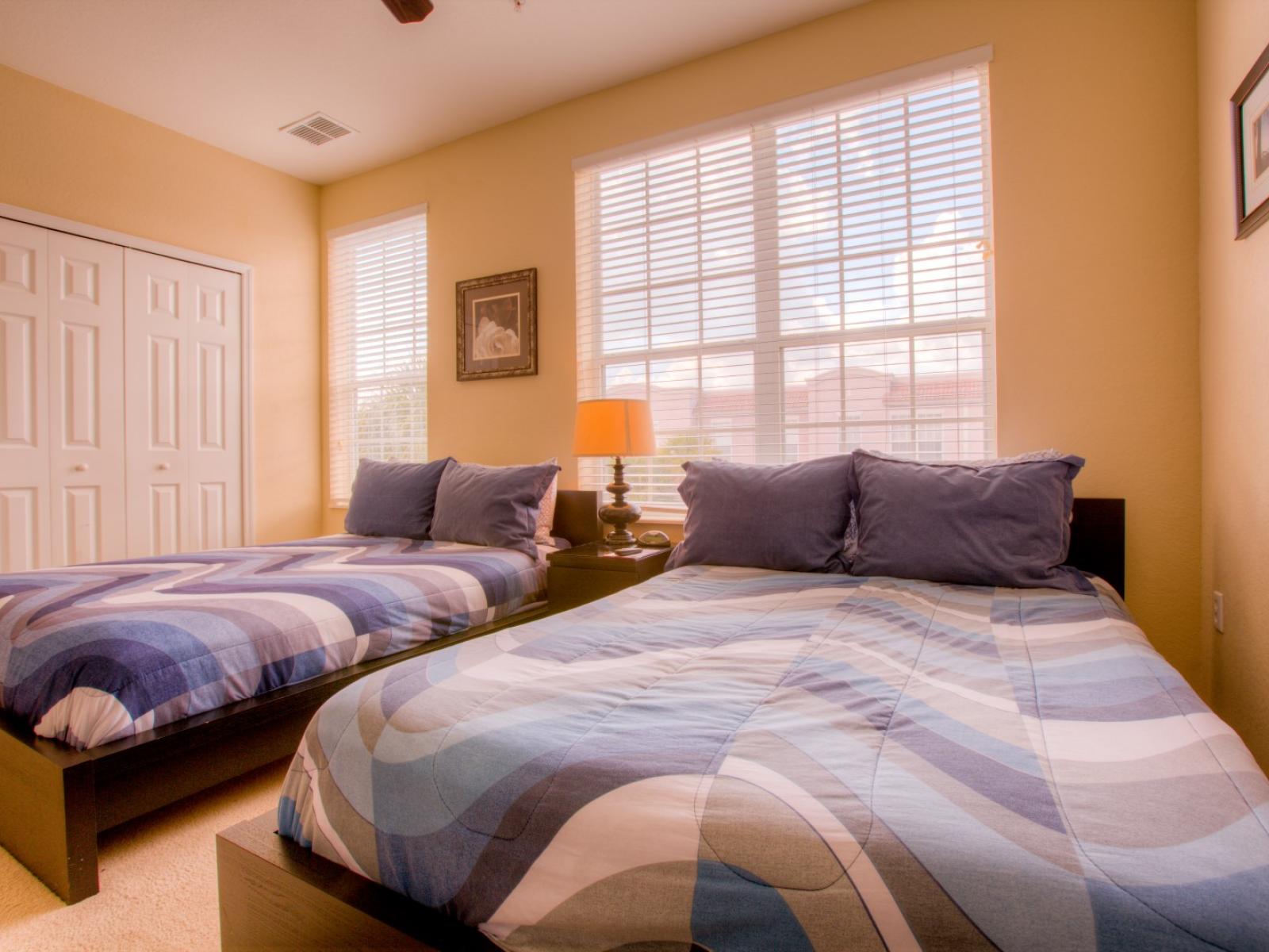 Sublime Bedroom of the townhouse in Orlando - Magnificent wardrobe with plenty of storage space - Excellently brightened bedroom with large windows -  Comfy 2 beds - Elegantly carpeted floor