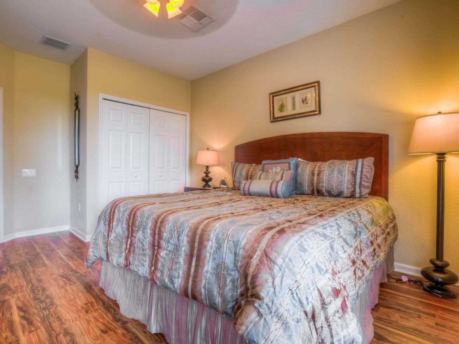 Majestic Bedroom of the townhouse in Orlando - Cozy and relaxing bed with neat and clean linen - Elegantly decored with lamps and chandelier - Stunningly wooden furnished floor - Glorious wardrobe with plenty storage space