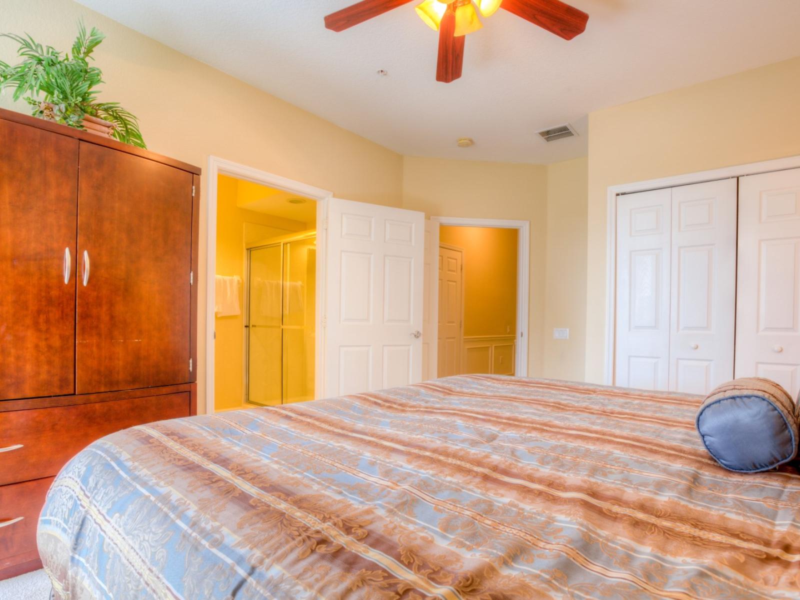 Imposing bedroom of the townhouse in Orlando - Neat and Clean linen and soft pillows comes on the comfortable bed - Majestic ambiance with large windows of the bedroom - Superb attached bathroom of the bedroom