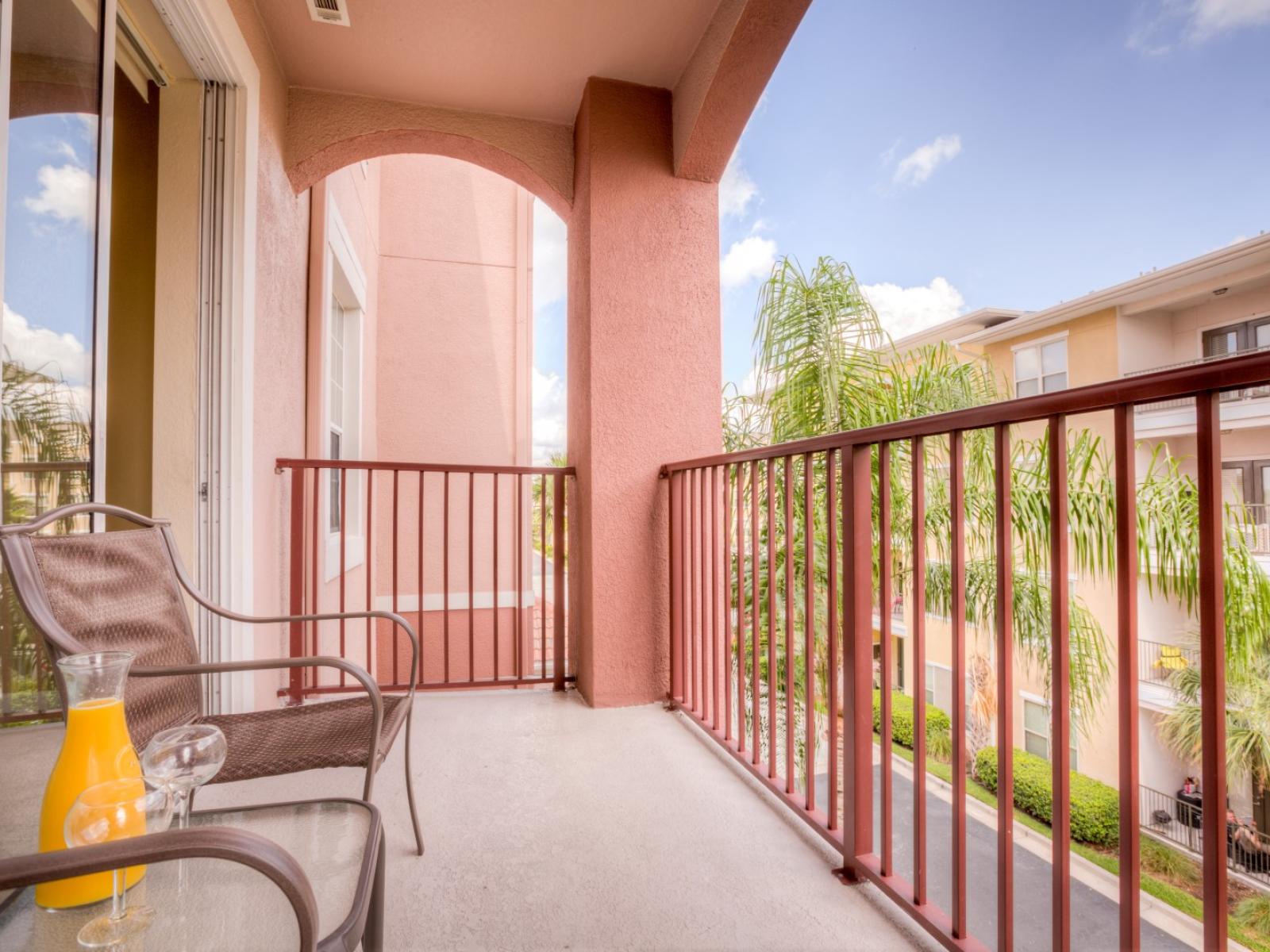 Private balcony of the Apartment in Orlando Florida - Immerse yourself in tranquility - Sipping on your morning coffee  - Unwinding with a cup of tea in the evening - Serene space offers ambiance for relaxation and contemplation