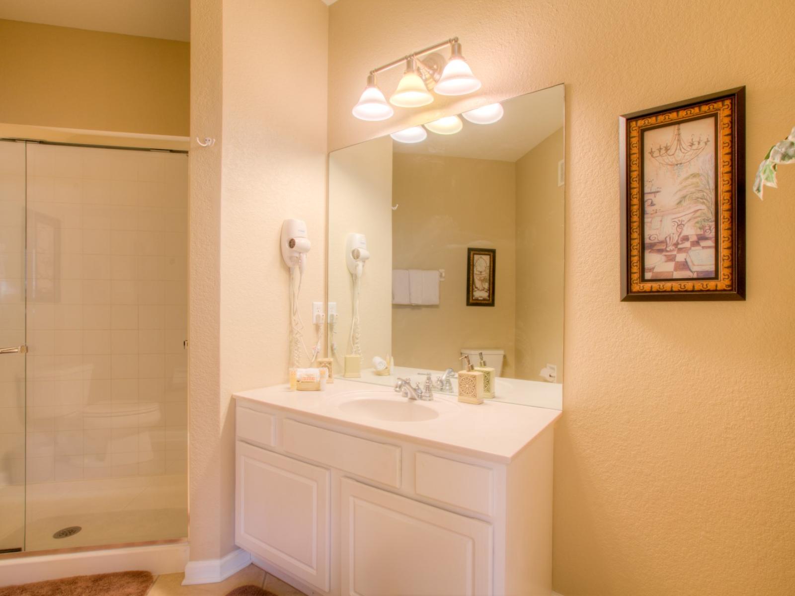 Polished Bathroom of the Apartment in Orlando Florida - Chic design featuring a sleek vanity and upscale lighting - Seamless design featuring a glass-enclosed shower for a modern touch