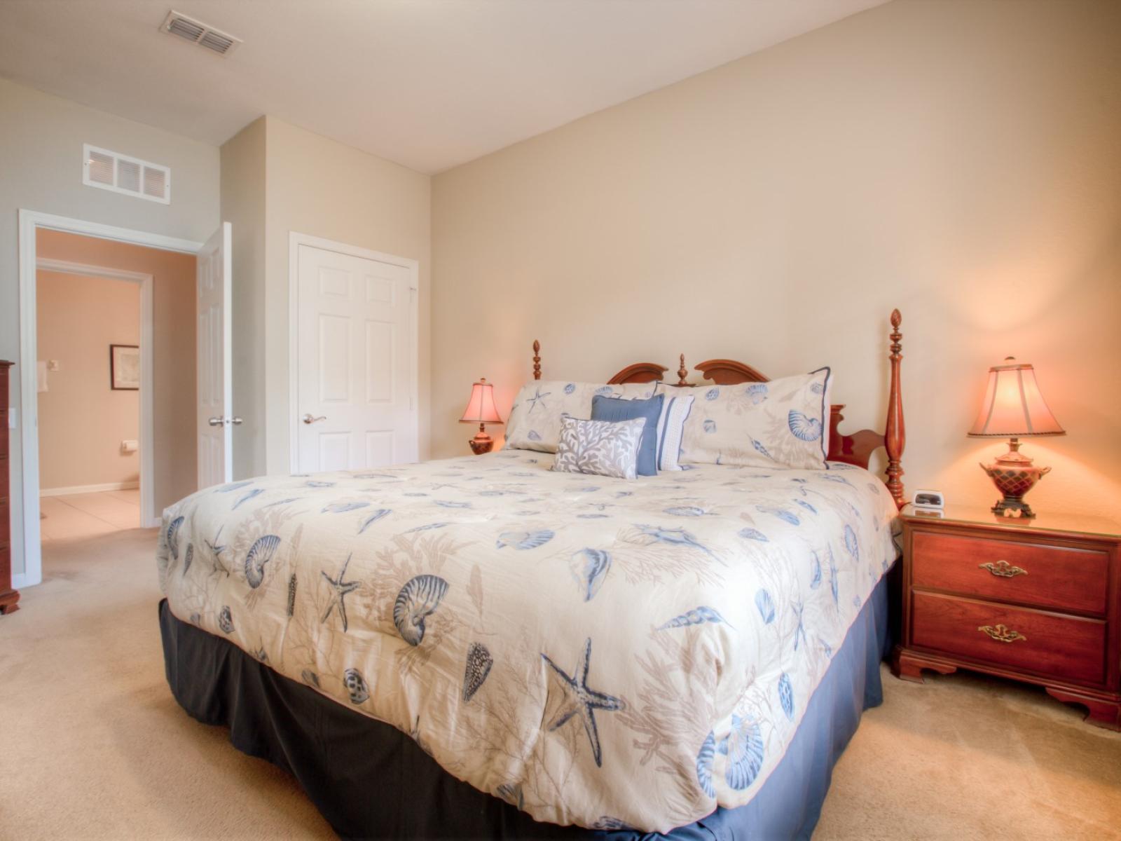 Deluxe bedroom of the Apartment in in Orlando Florida - Elegantly furnished bedroom - Providing a cozy haven for a peaceful and rejuvenating stay - Comfy king Size Bed