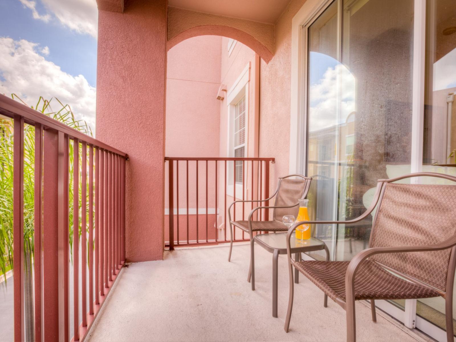 Scenic private balcony of the Apartment in Orlando Florida - Beauty of nature and urban landscapes from your exclusive private balcony oasis - Cozy outdoor retreat with seating - Perfect spot for morning coffee or evening cocktails