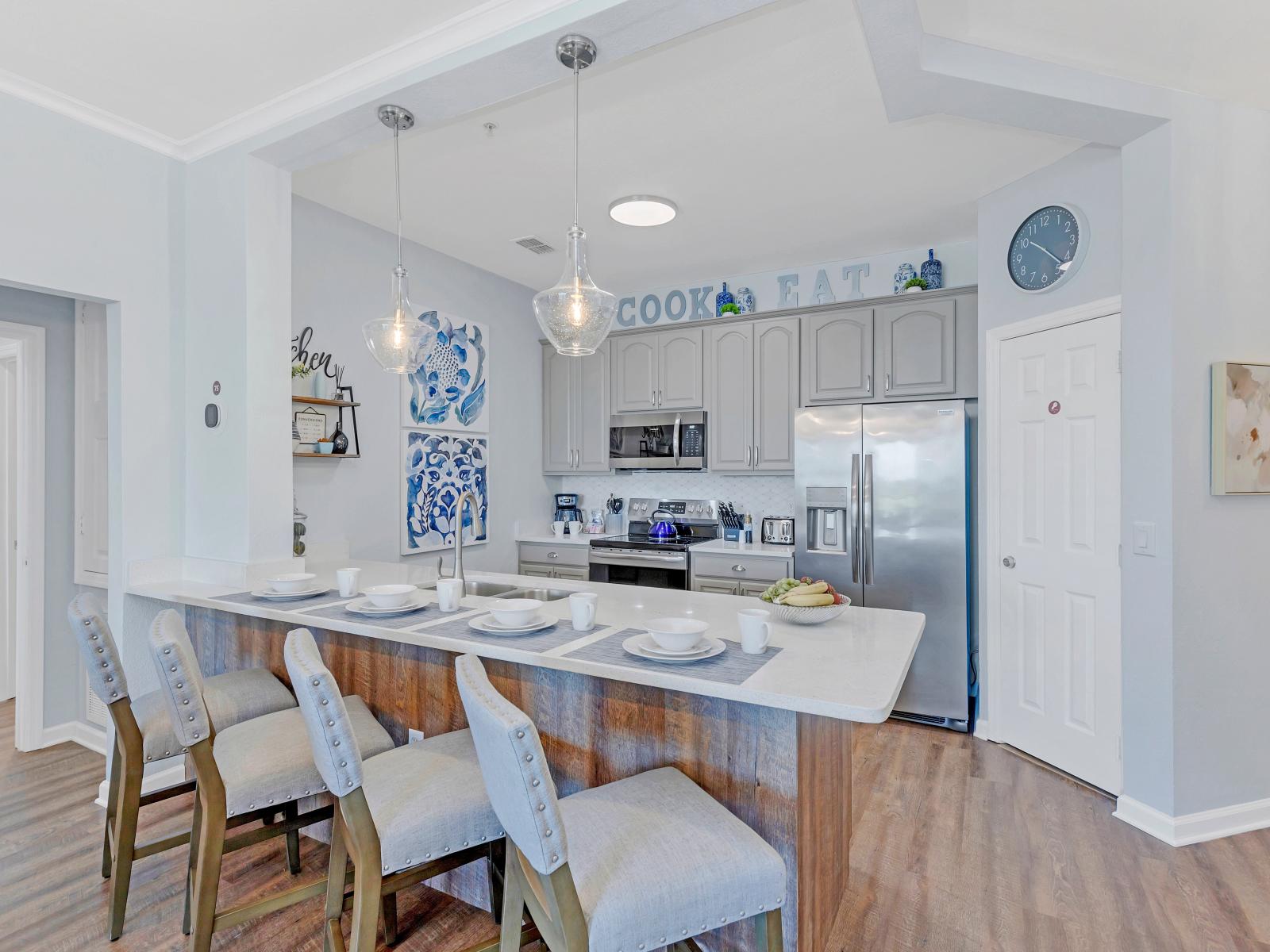 Breakfast bar with space for 4.