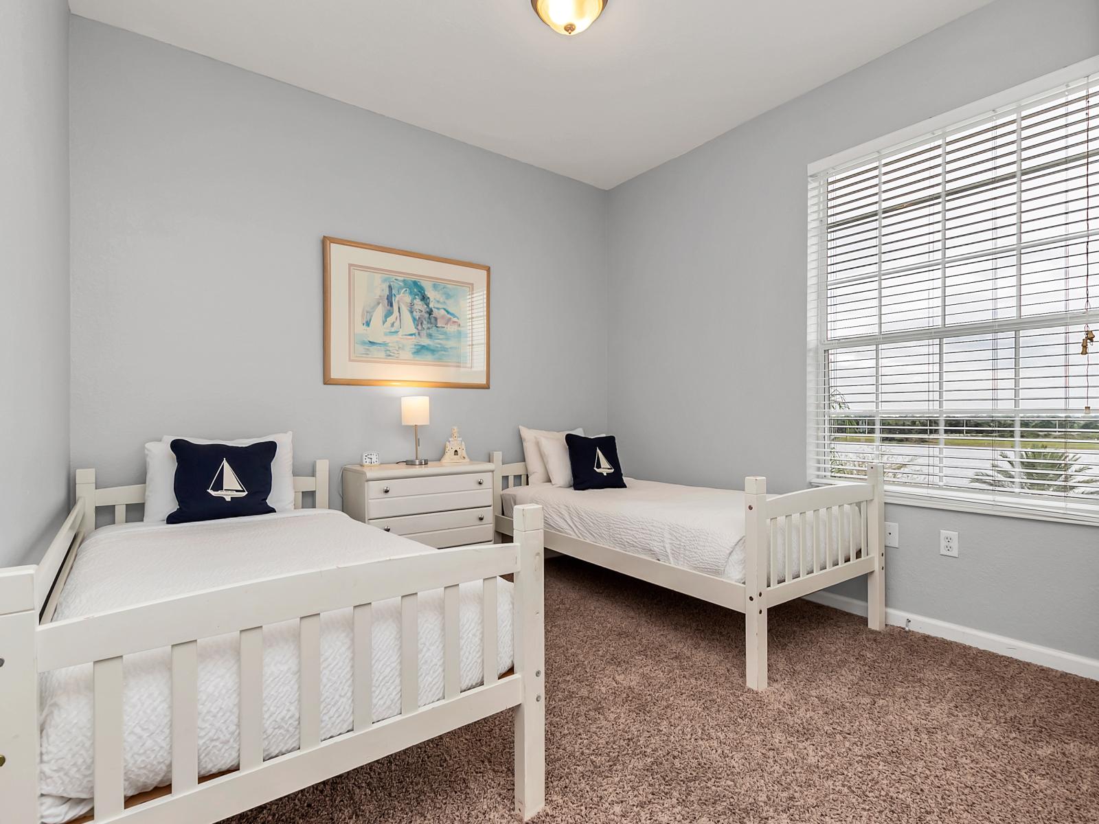 Unwind in our cozy bedroom of the condo in Orlando - Thoughtfully designed for duos featuring two single beds - Offering a comfortable and stylish retreat - Magnificently carpeted floor - Bright and airy windows with mesmerizing views