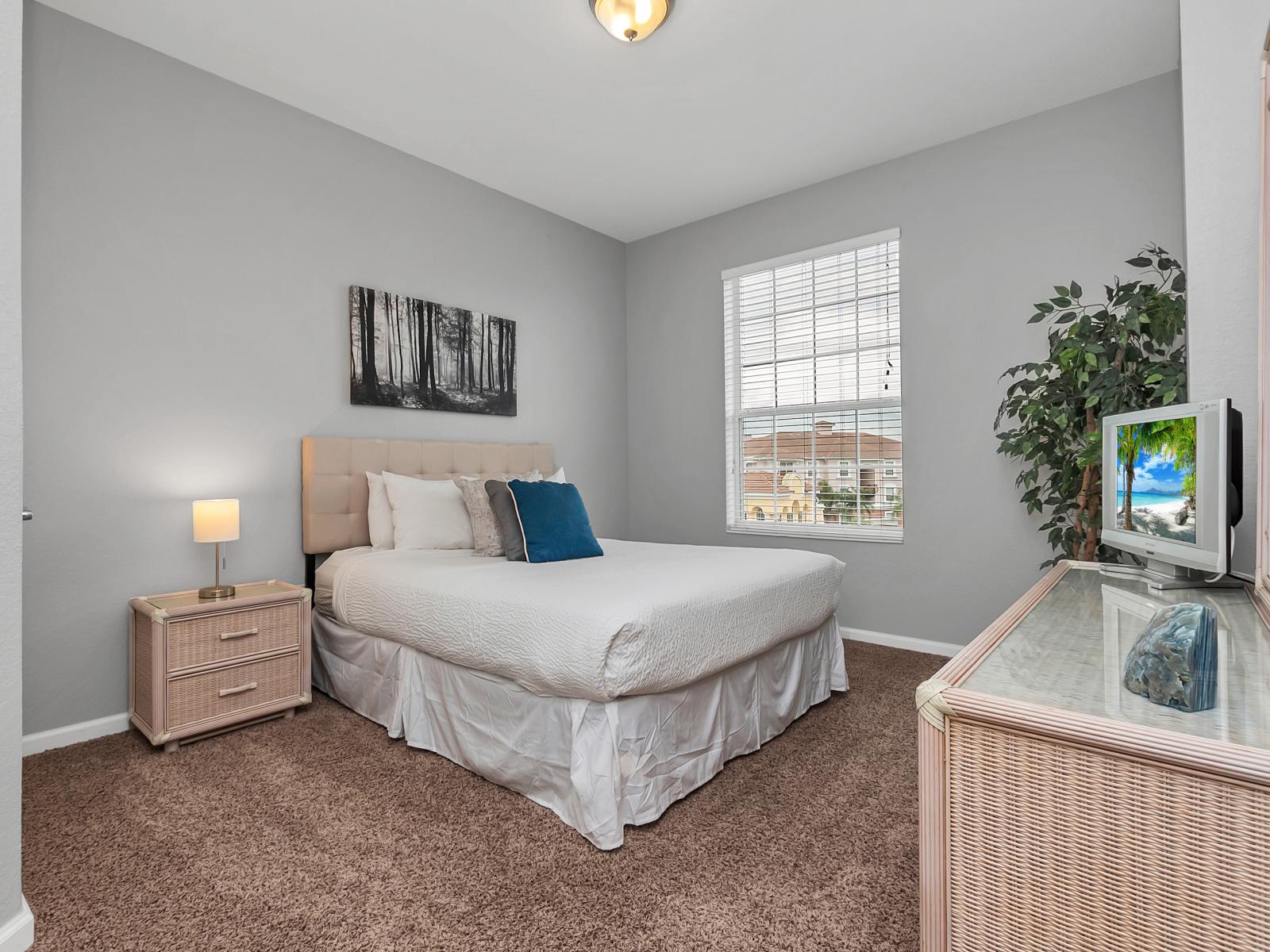 - Exclusive bedroom of the condo in Orlando Florida - TV and Netflix available - Comfy bed with neat and clean bedsheet with soft pillows - Beautifully located window with beautiful outside views - Plush Queen size bed