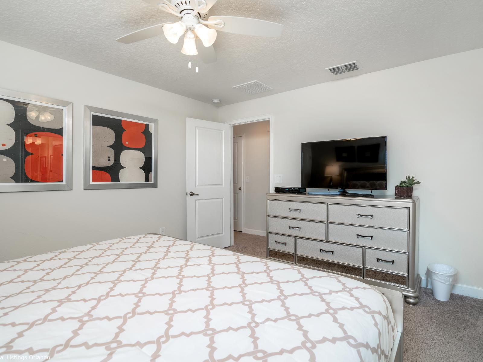 A luxurious Master's Bedroom that has an ensuite bathroom for easy access and more convenience