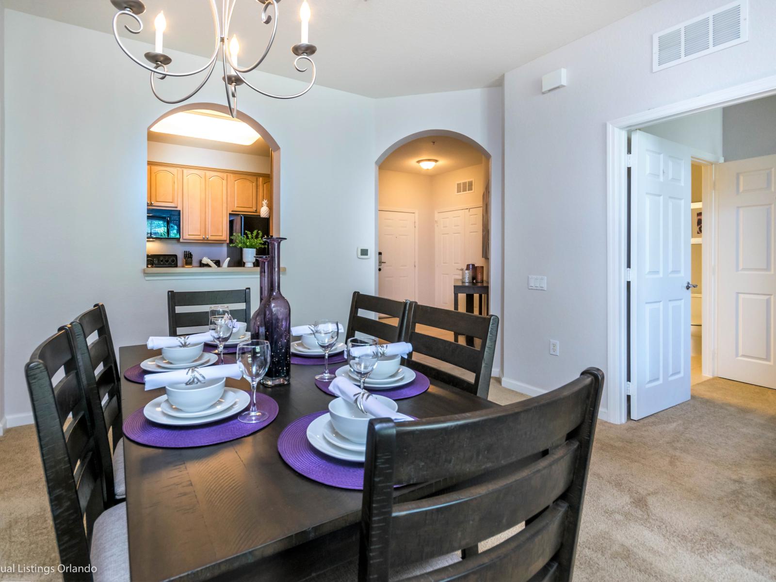 Elegant dining area of the condo in Orlando Florida - Functional and aesthetically pleasing space - 6 Persons dining - Stylish dining space with chic furnishings