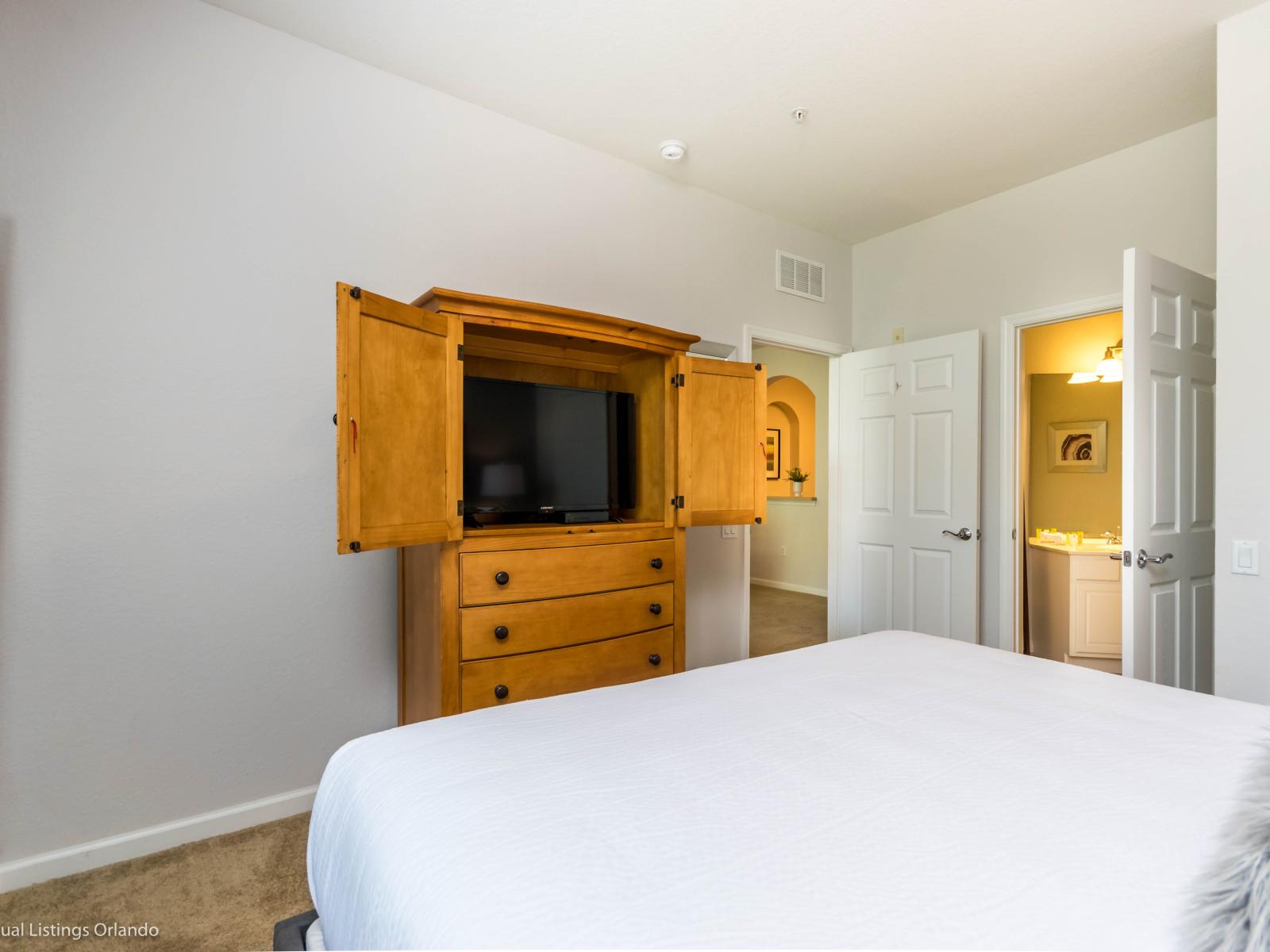 Relaxing bedroom of the condo in Orlando Florida - Seamless blend of comfort, aesthetics, and functionality - Smart TV - High-quality linens and fabrics for a sumptuous feel