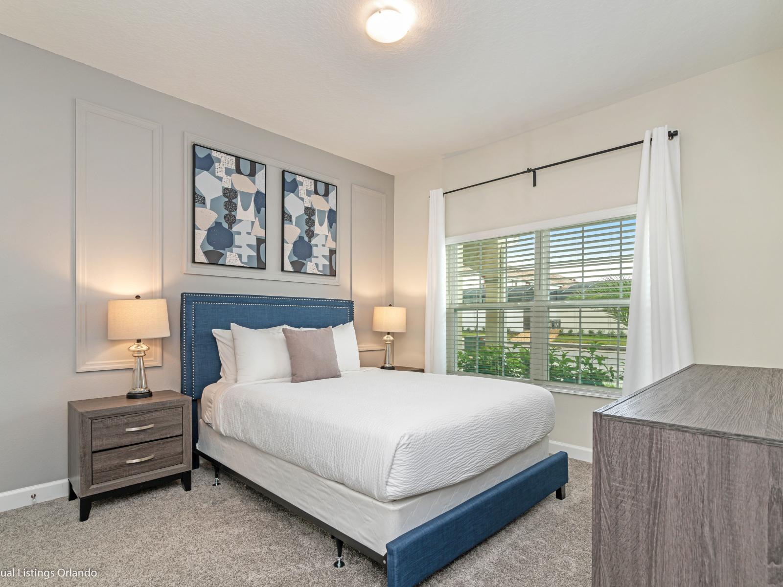 Plush Bedroom of the Townhouse in Kissimmee Florida - Smart TV and Netflix - Comfy and cozy double bed - Well-appointed bedroom with neutral tones for a calming atmosphere