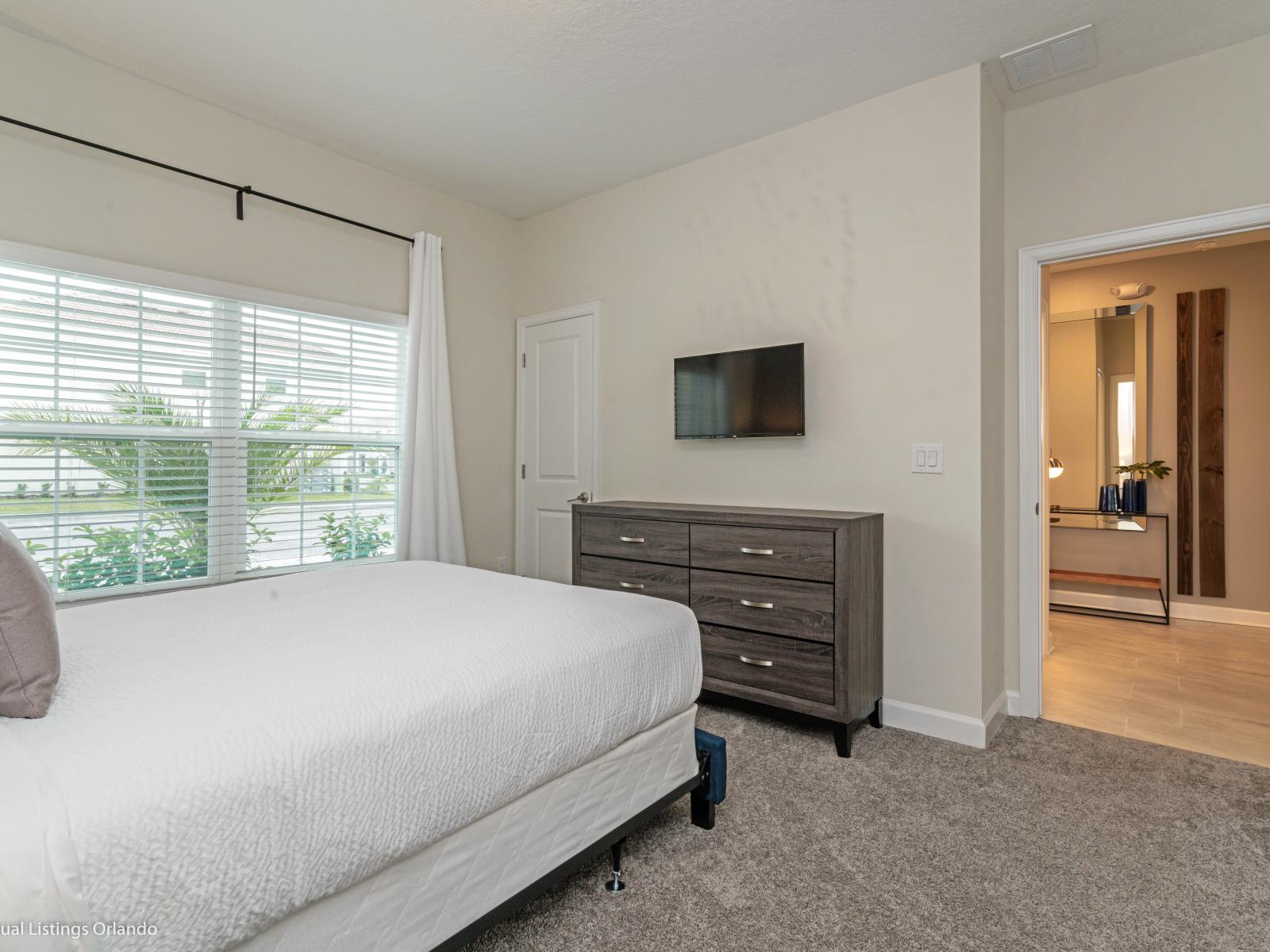 Elegant Bedroom of the Townhouse in Kissimmee Florida - Thoughtfully designed bedroom featuring functional and stylish furniture - Smart TV and Netflix - Bedroom with a cozy ambiance, blending comfort and aesthetics