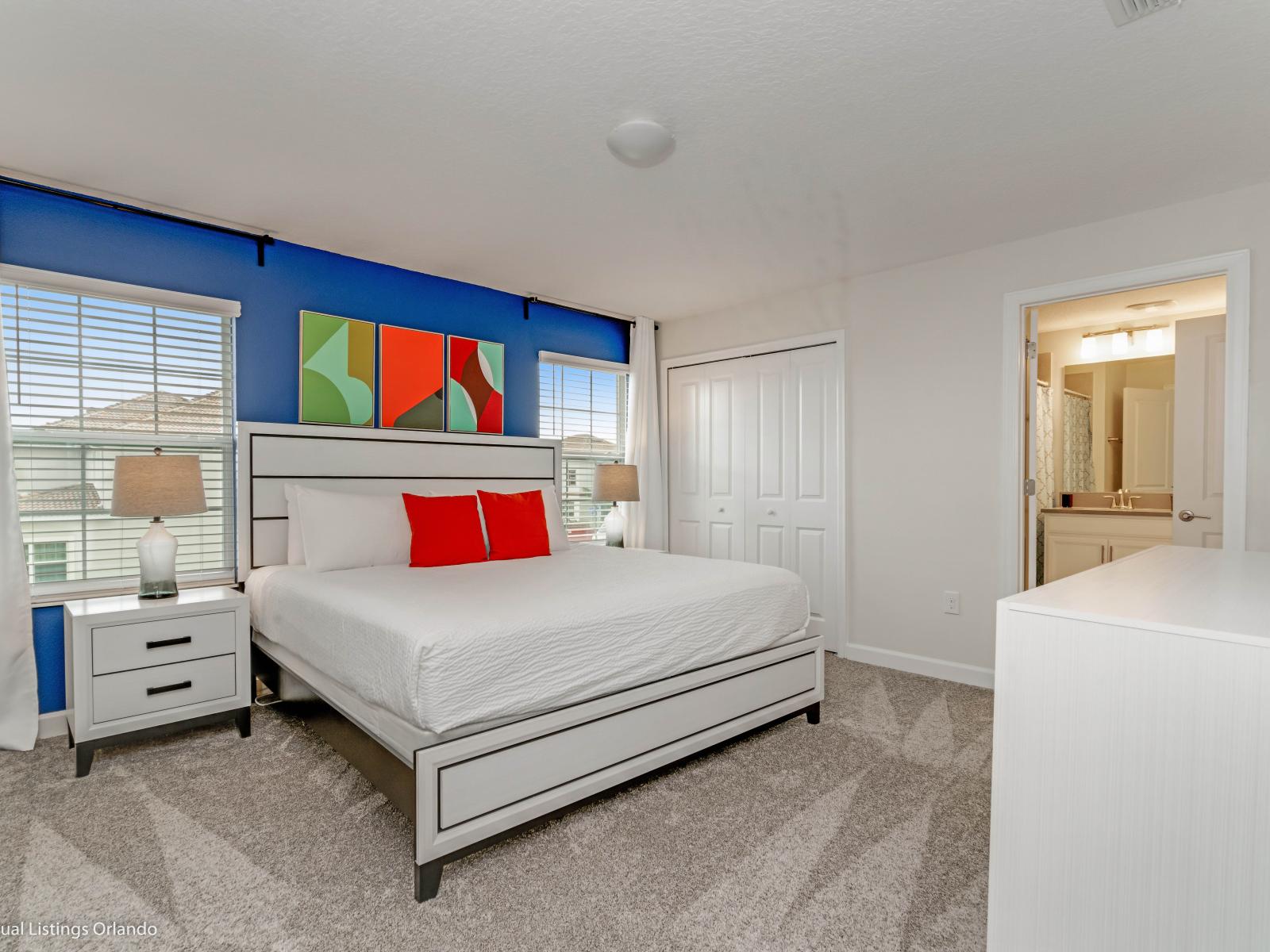 Palatial Bedroom of the Townhouse in Kissimmee Florida - Smart TV and Netflix - Luxurious bedding for a restful night's sleep - Plush double bed - Attached Bathroom