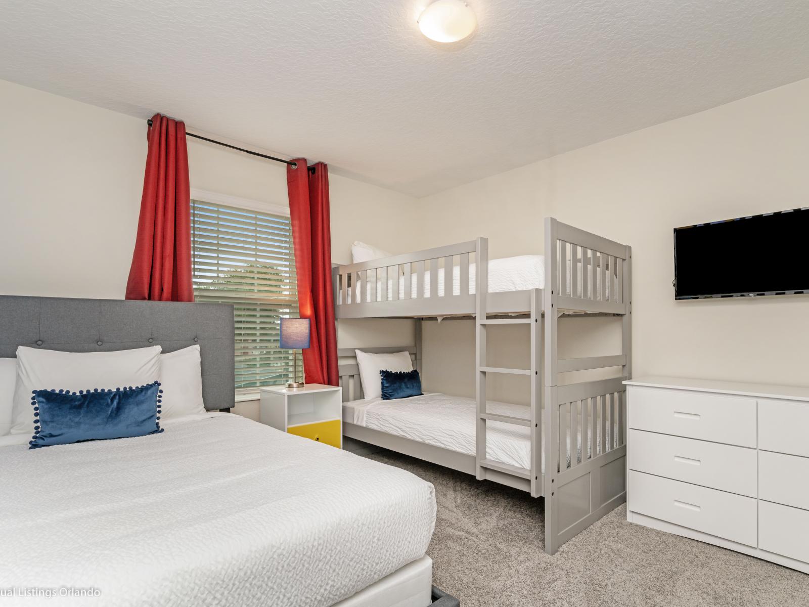 Amazing Bedroom of the Townhouse in Kissimmee Florida - Smart TV and Netflix - Thoughtfully designed bedroom featuring functional and stylish furniture - Features a Double bed and a bunker bed