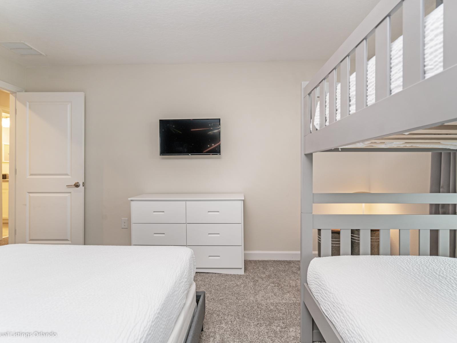 Chic Bedroom of the Townhouse in Kissimmee Florida - Smart TV and Netflix - Spacious bedroom offering comfort and style - Relax and unwind