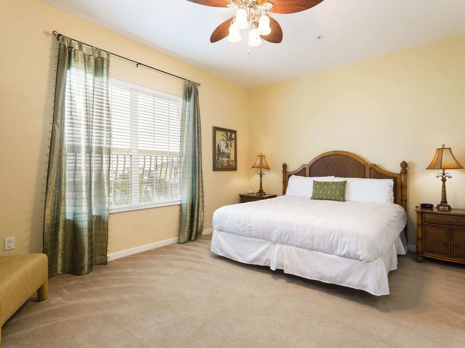 Superb master bedroom of the condo in Orlando - The ambiance is set by a Smart TV - This bedroom creates a haven of modern comfort with relaxing double bed - Stunningly carpeted floor and majestically decored room - Large bright and airy window