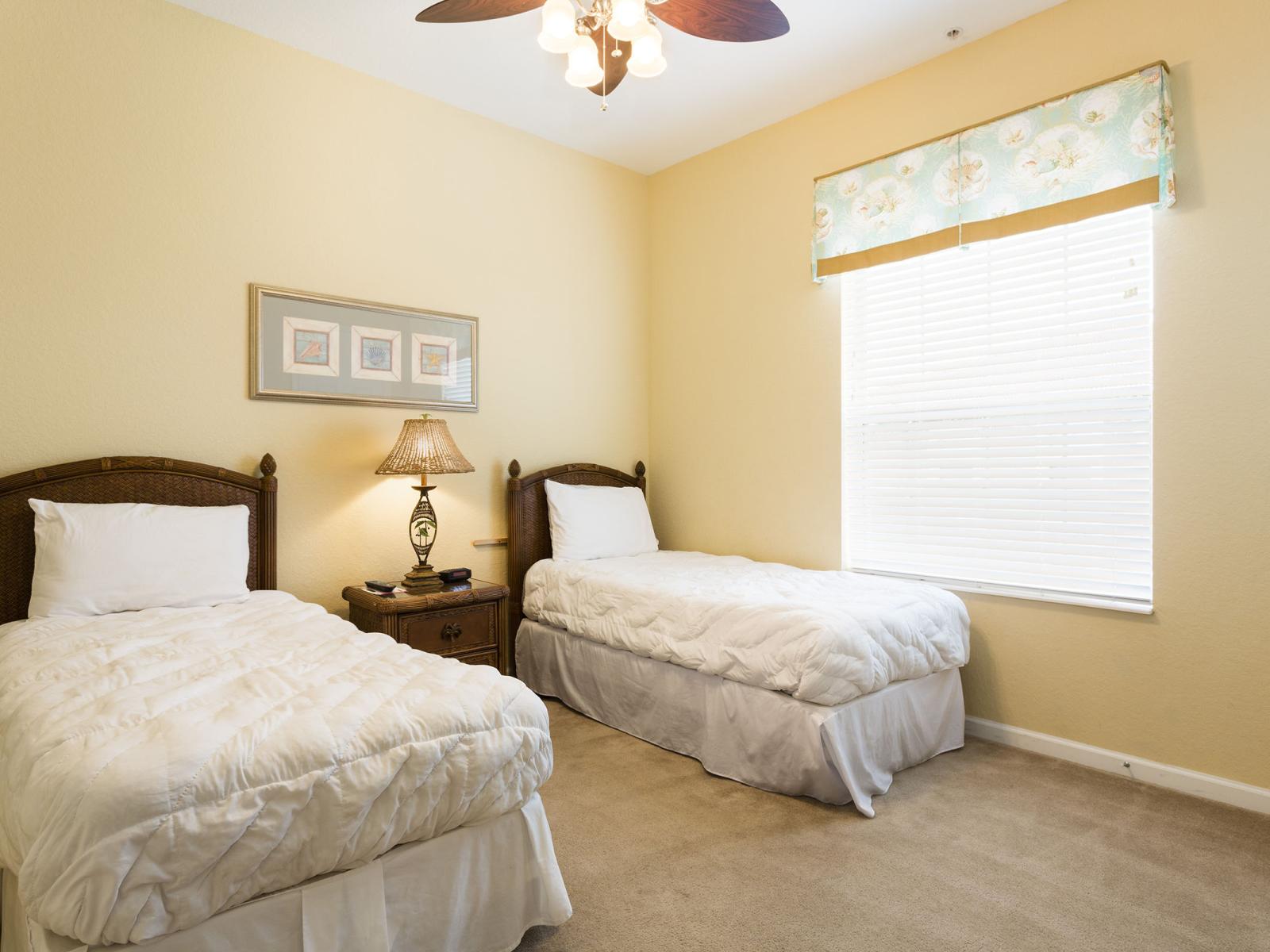 Dynamic Duo bedroom of the condo in Orlando - Lovely and comfy twin single beds with fresh linen - Stunningly carpeted floor - Thoughtfully designed big bedside window for light and ventilation - Majestic table lamp and fan with lamp