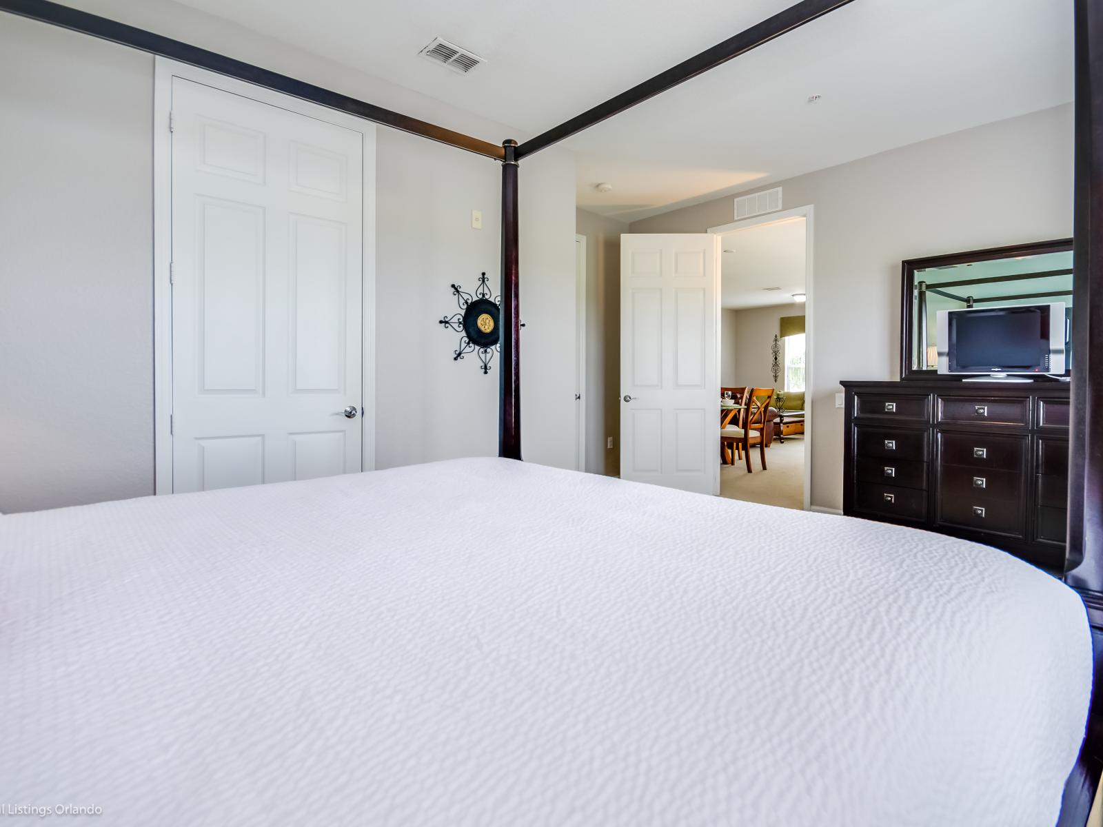 This bedroom, adorned with wooden details and accents, radiates warmth and serenity, inviting you to unwind in a cozy retreat where nature's embrace meets modern comfort.