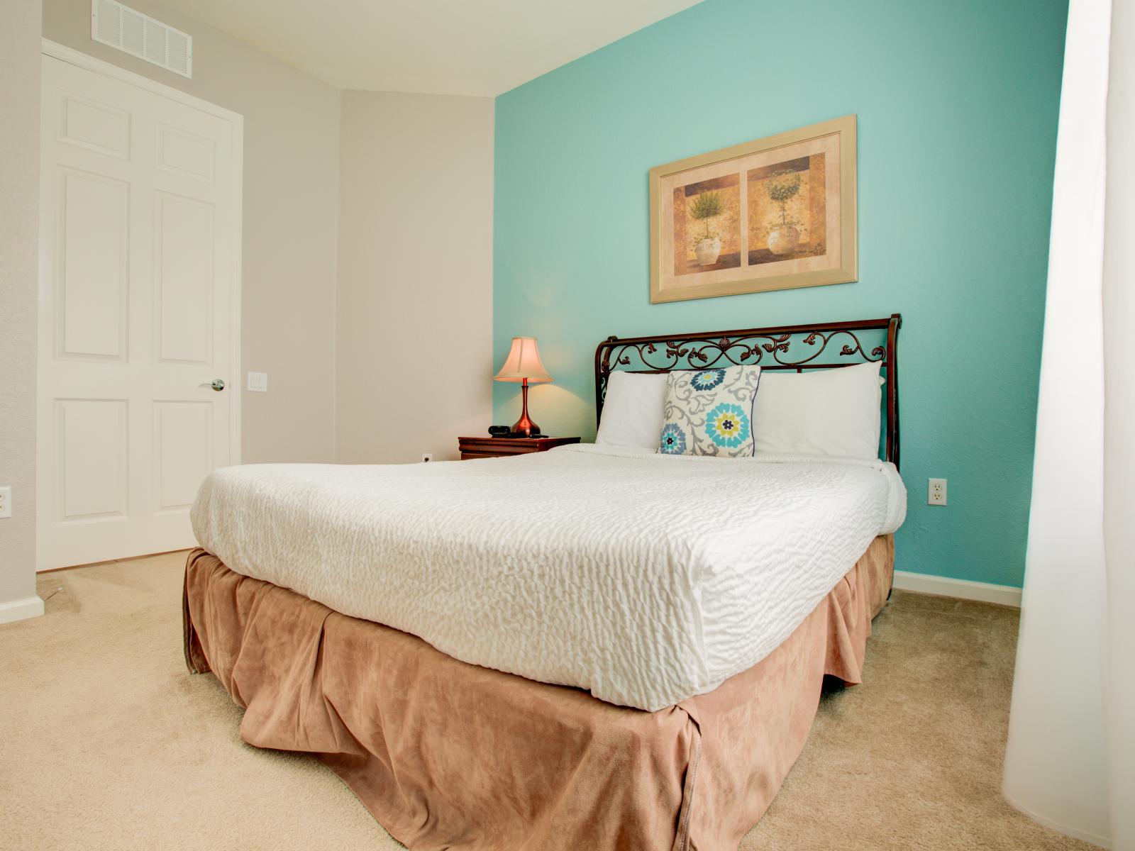 - Marvelous bedroom of the condo with a touch of blue wall in Orlando - Providing a comfortable double bed with neat linen - Beautiful wall  painting to decor the inviting space - Stunning views from the window