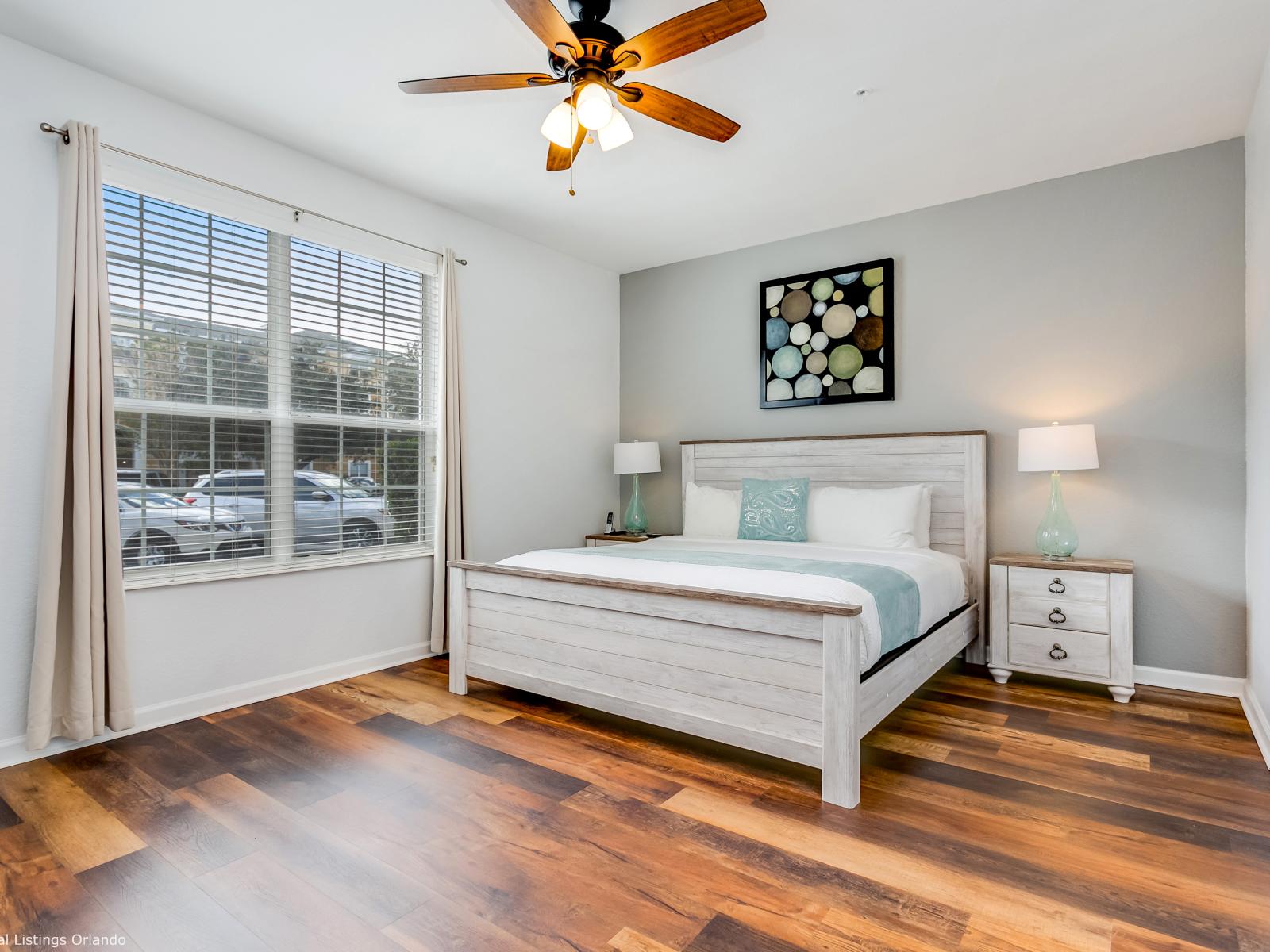 Lavish Bedroom of the townhouse in Orlando - Sublime and cozy double bed  - Magnificently wooden furnished floor - Bright large windows with views - Majestic table lamps