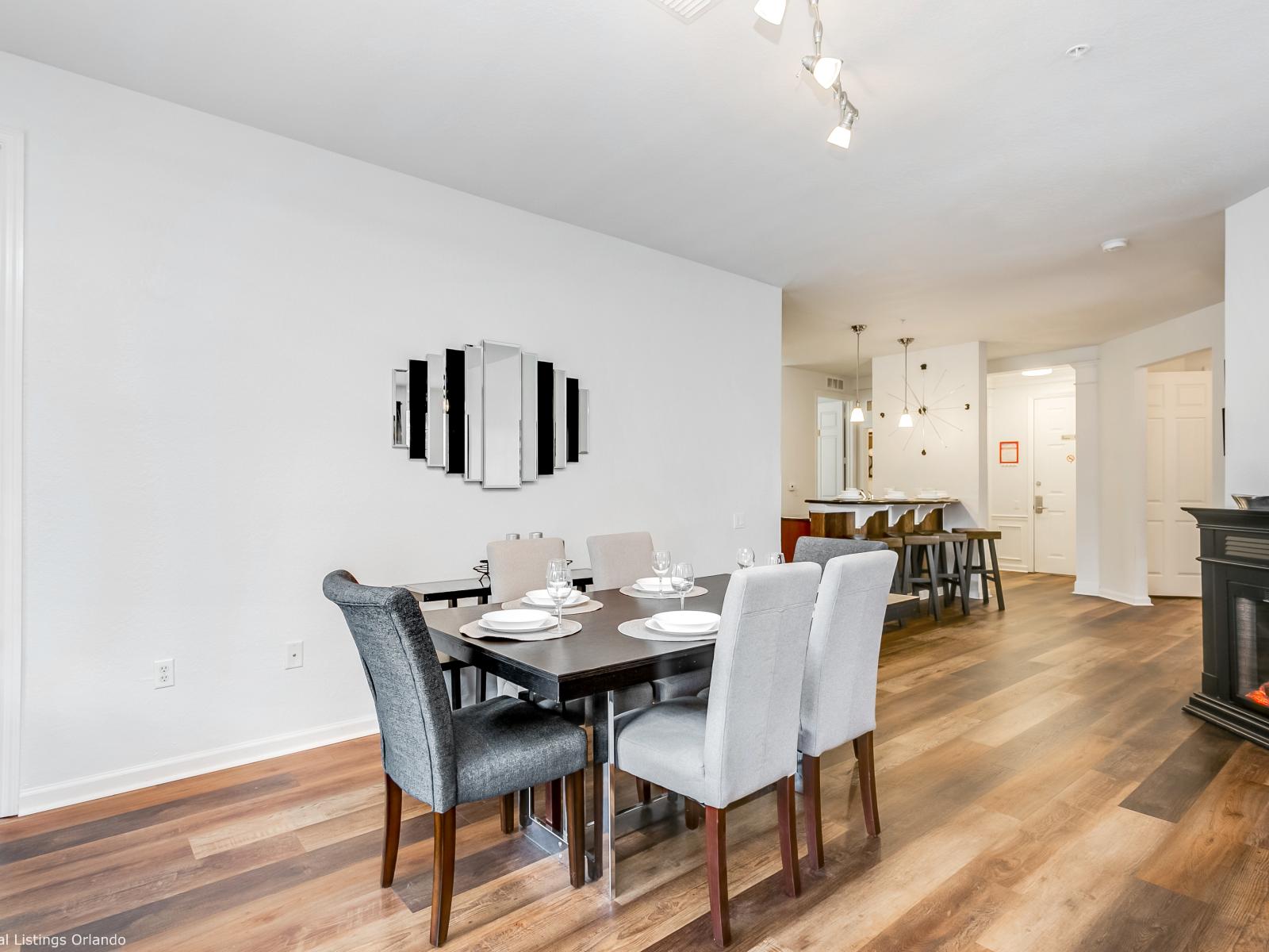 Sophisticated Dining area of the condo in Orlando - Boasts a touch of opulence with elegant chairs, providing the perfect setting - Enjoy your meals or our stunning dinning table for 6 persons - Beautiful roof lamp