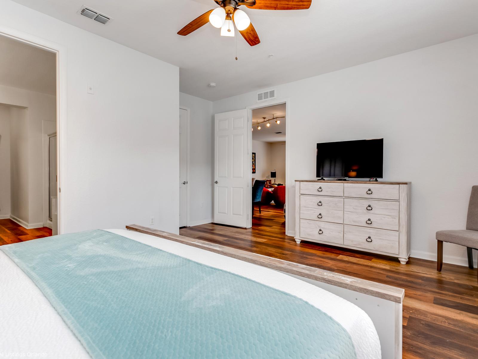 Luxury Bedroom of the condo with sitting space in Orlando - Comfortable bed with neat linen and soft pillows - Stunningly wooden furnished floor - For entertainment options Smart Tv and Netflix available