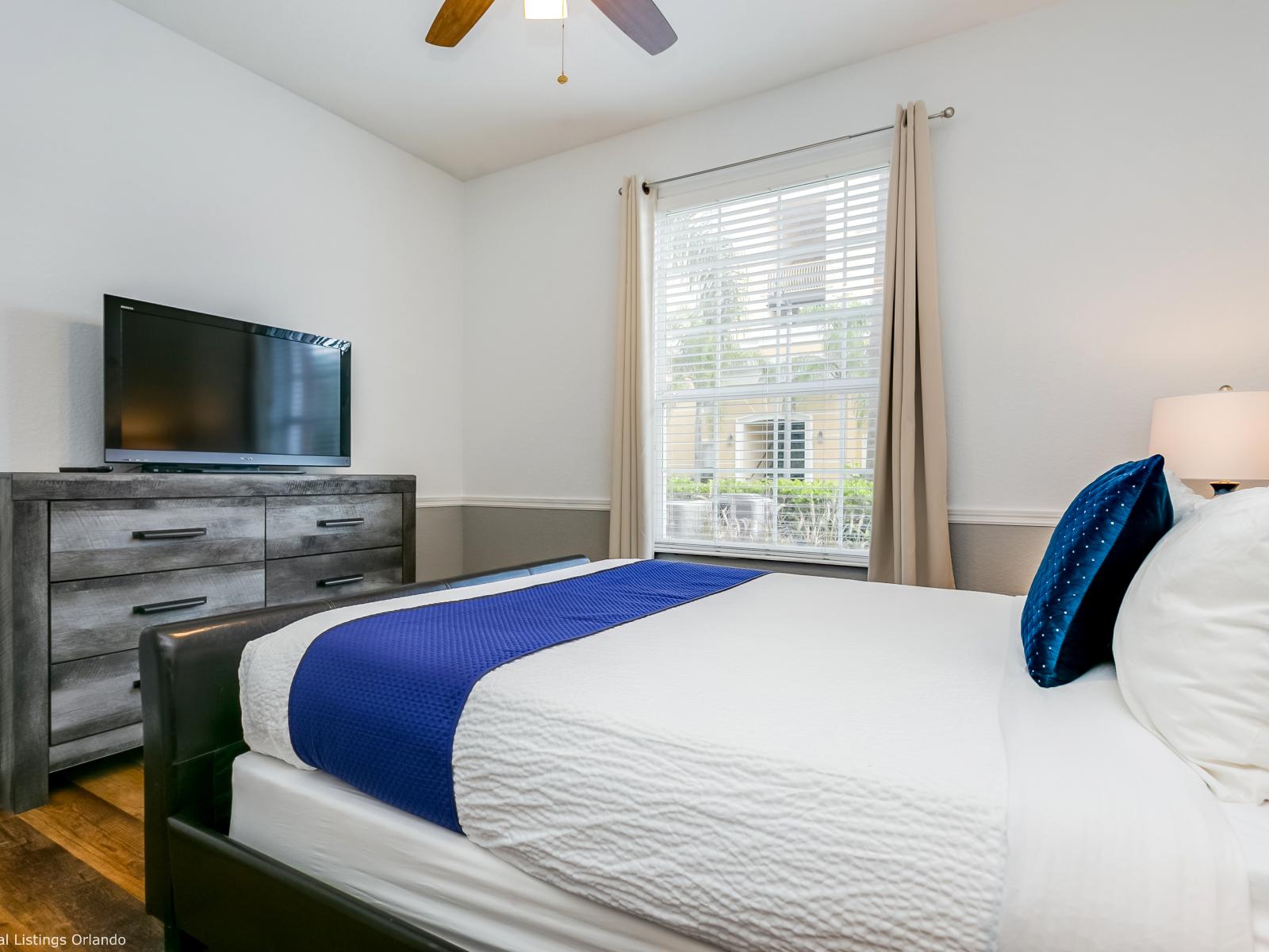 Stunning Bedroom of the condo in Orlando - Bright and Airy bedroom with window and lush outside views - Comfy bed  - Availability of Tv and Netflix - Wooden furnished floor