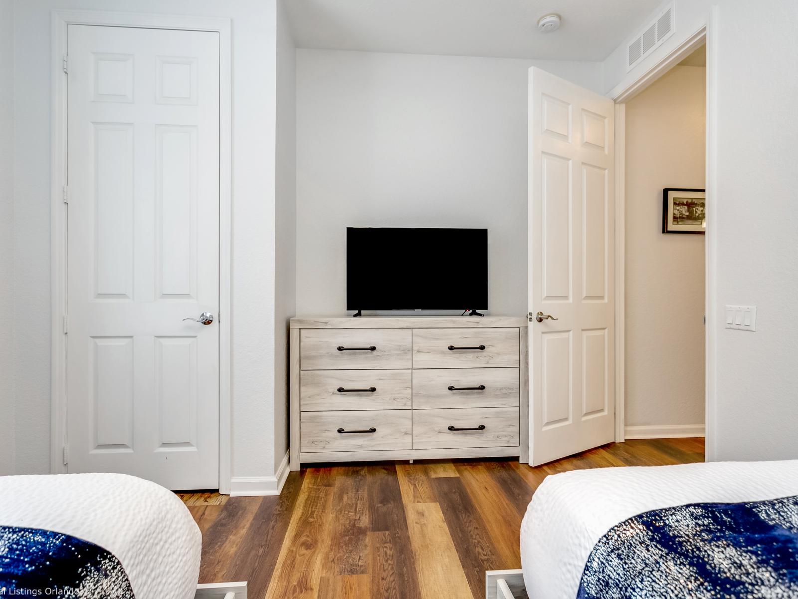 Enchanting bedroom of the condo in Orlando - Relaxing Twin bedding in the room - Beautiful wardrobe with plenty storage - Smart Tv available for the convenience of Entertainment - Bright and airy window for the proper ventilation