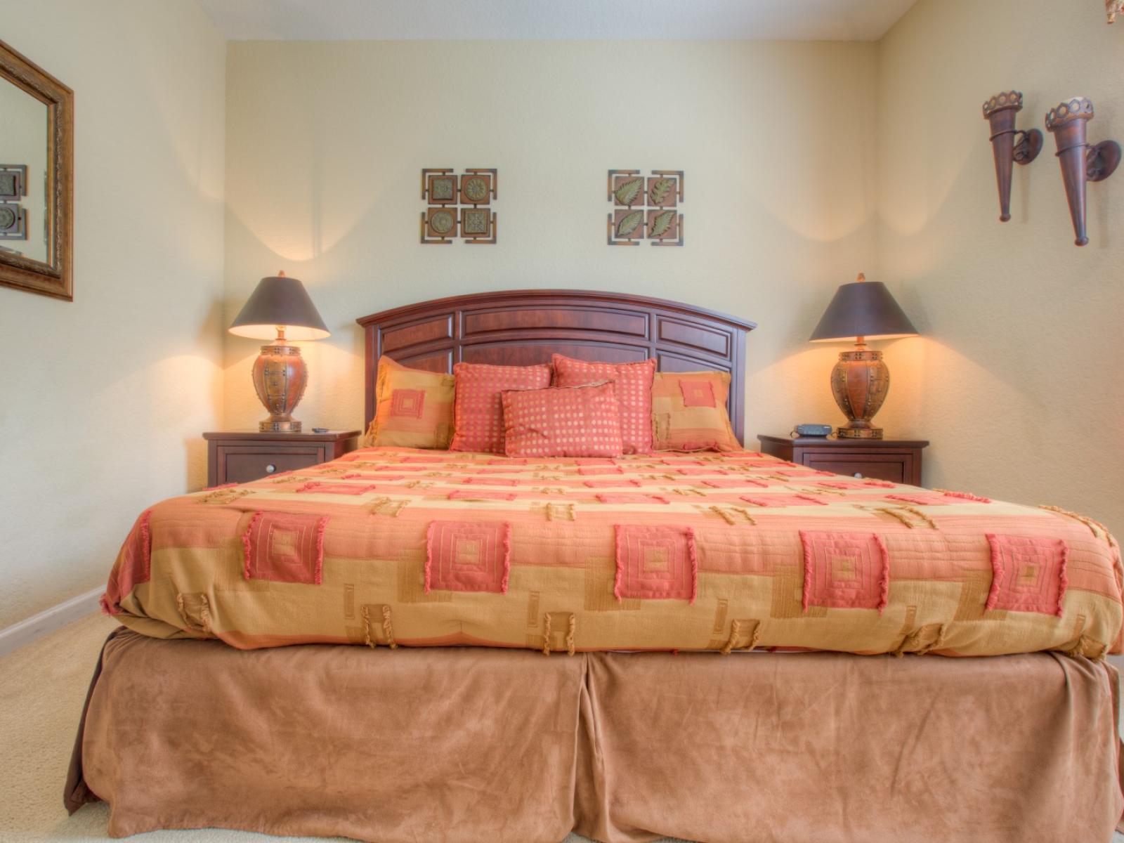 Exquisite bedroom of the townhouse in Orlando - Comfortable bed with neat and clean linen and soft pillows -  Beautiful bedside tables with majestic lamps and plenty of storage - Availability of Tv and Netflix - Bright and airy windows with views