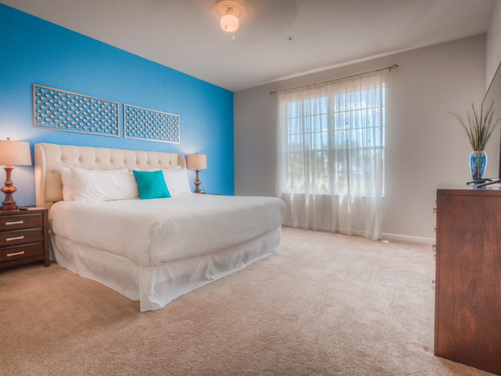 Relax in the soothing ambiance of our bedroom of the condo in Orlando - Adorned with an aqua blue accent wall. - A comfy double bed with neat and clean linen - This refreshing hue adds a touch of tranquility - Availability of smart Tv and Netflix