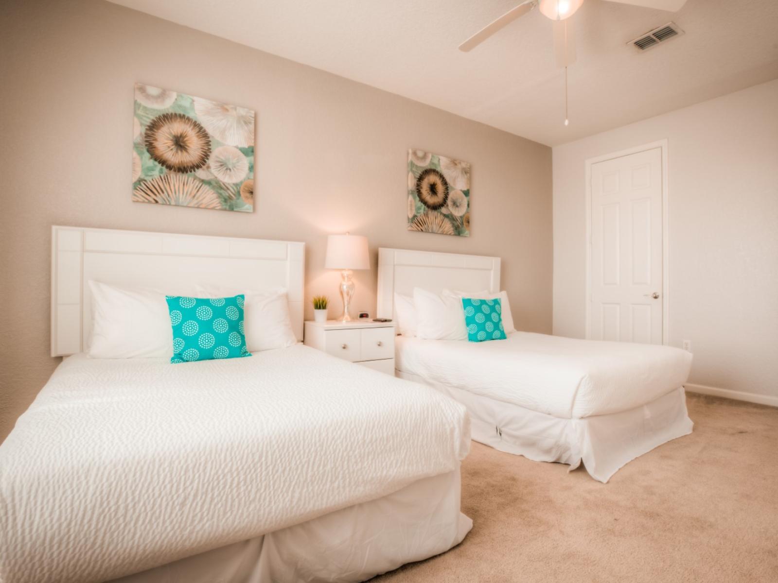 Glorious bedroom of the condo in Orlando - Cozy 2 double beds with neat and clean linen and soft pillows - Decored with lovely wall paintings and beautiful table lamp - Elegantly carpeted floor - Refreshing ambiance to sleep with restful nights