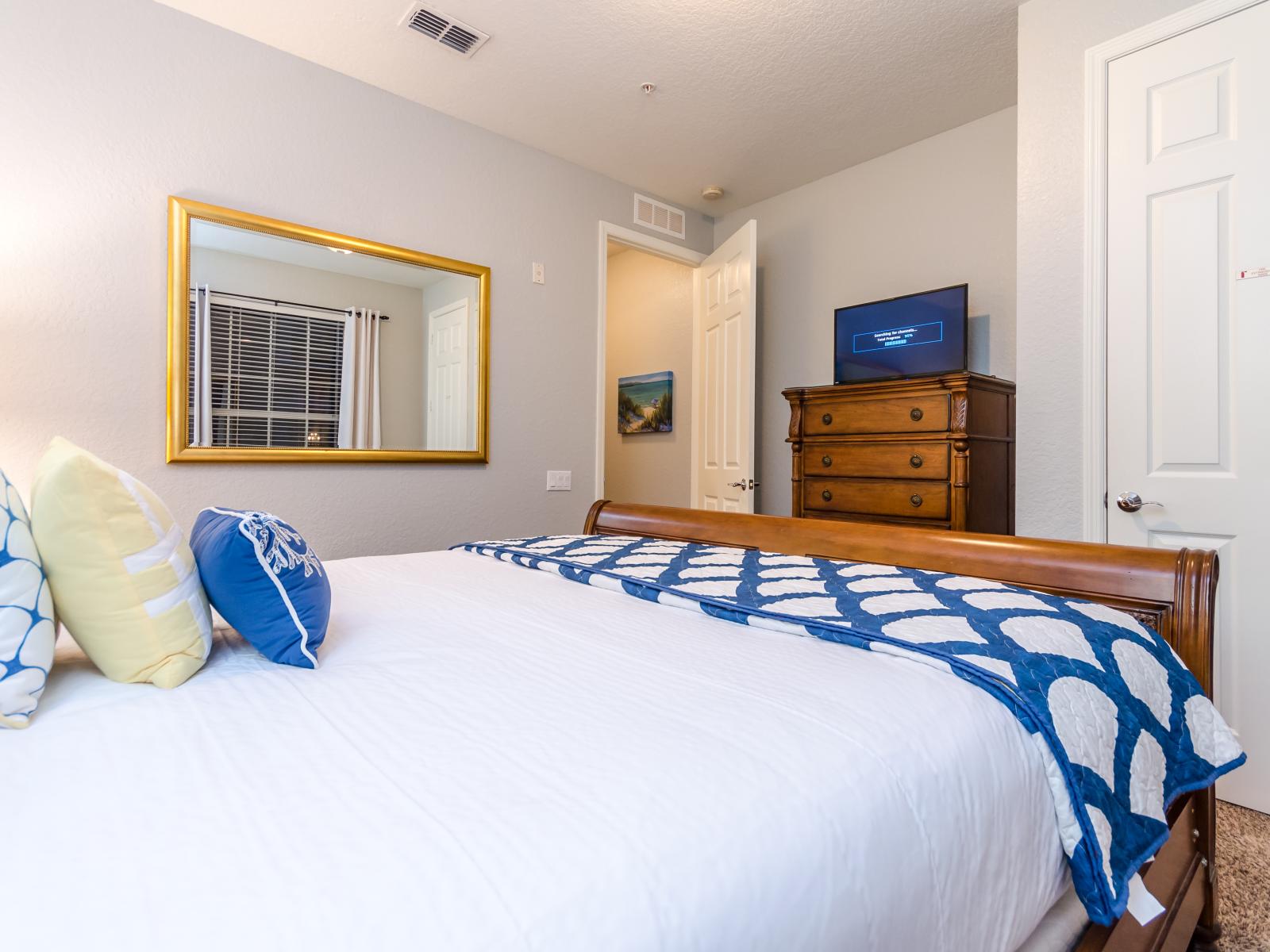 Retreat to the elegant bedroom of our Orlando apartment, designed for both comfort and style. Enjoy entertainment with a Smart TV and Netflix, while the plush bed offers a cozy haven for relaxation.