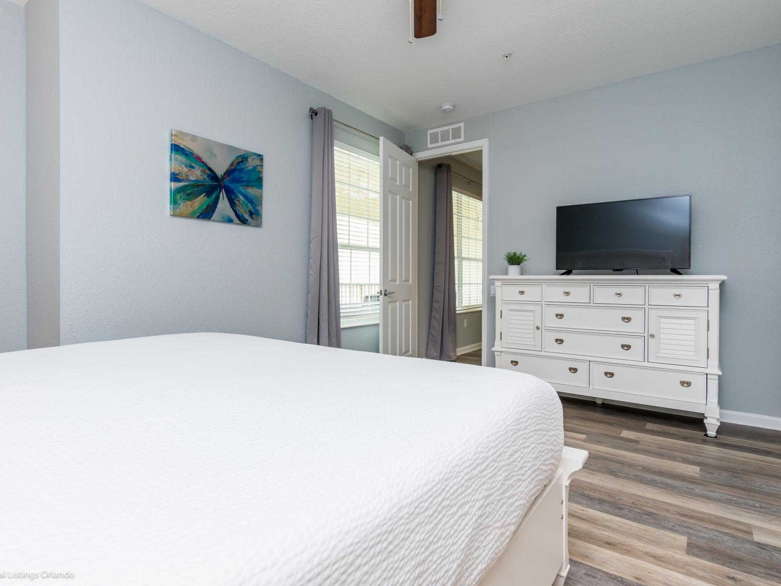 This bedroom exudes tranquility with its white details, creating a peaceful and inviting atmosphere for rest and relaxation.