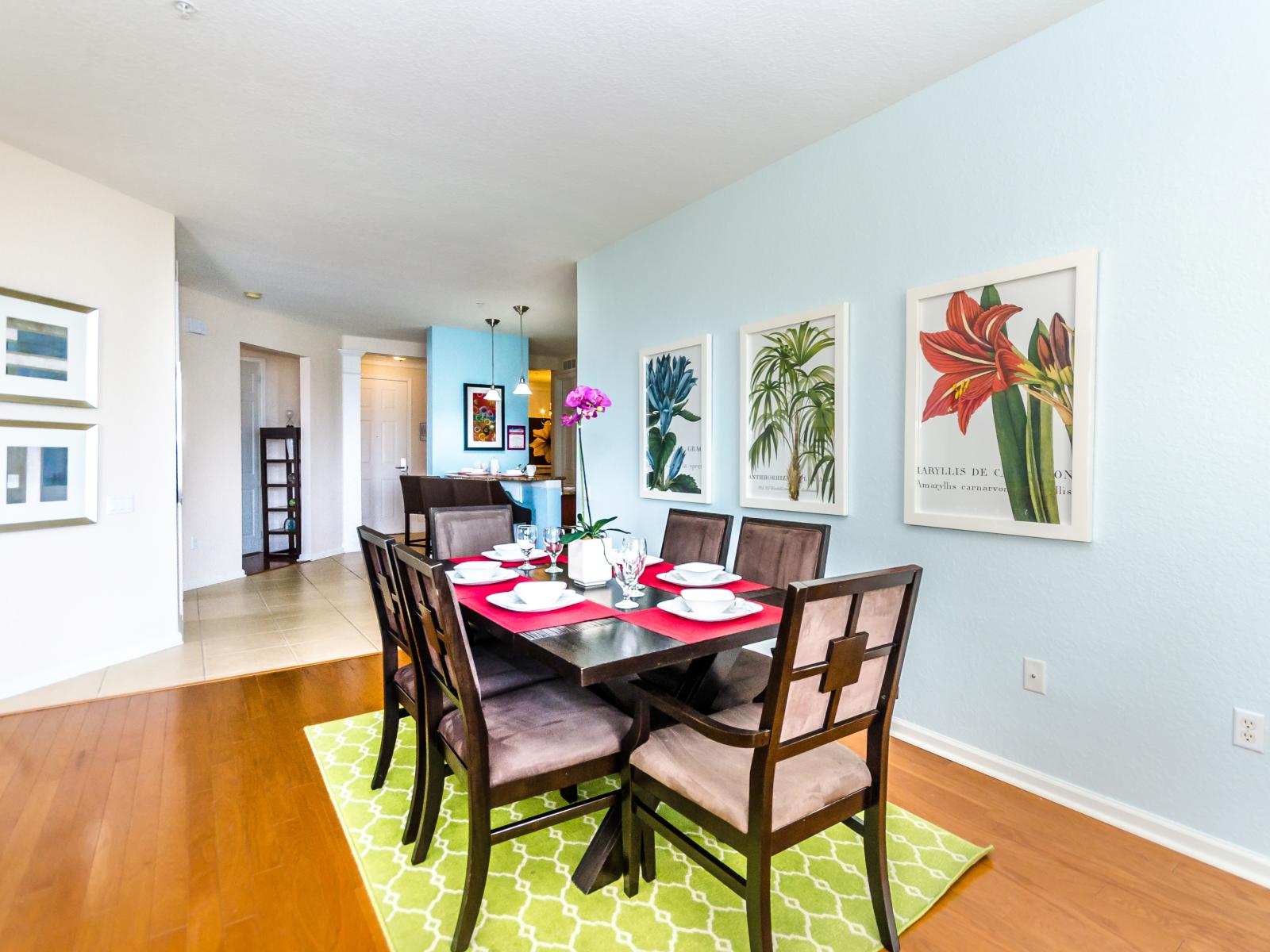 Gather around our cozy dining area of the condo in Orlando - Enjoy your delicious meals and create memories with your loved ones. - Enjoy the captivating ambiance while having your meal on our superb 6 persons dinning table