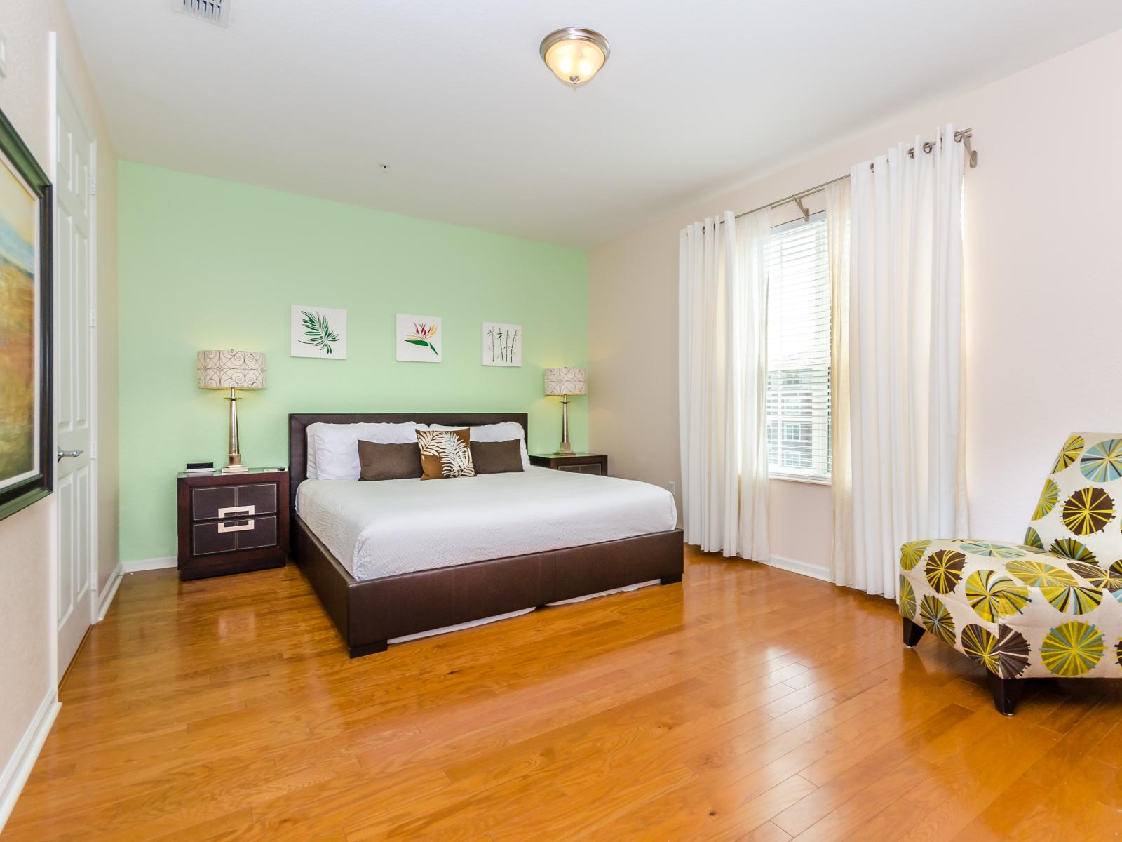 Panoramic bedroom of the condo in Orlando - Bedroom with a spaciously designed bright and airy window - Offering comfy double bed - Majestically painted bed back wall and decored with wall paintings - Majestic table lamps