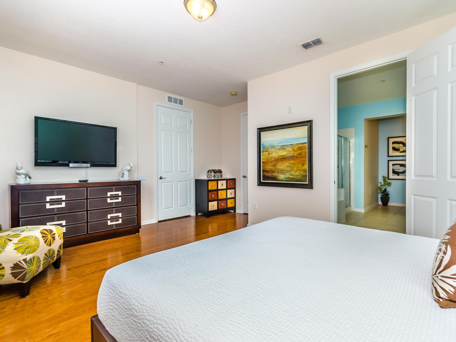 Discover the epitome of relaxation and comfort in the main bedroom of the condo in Orlando - Magnificent cozy bed and soft for sitting - Completely bright and airy bedroom - Decored with aesthetic wall paintings - Smart Tv available