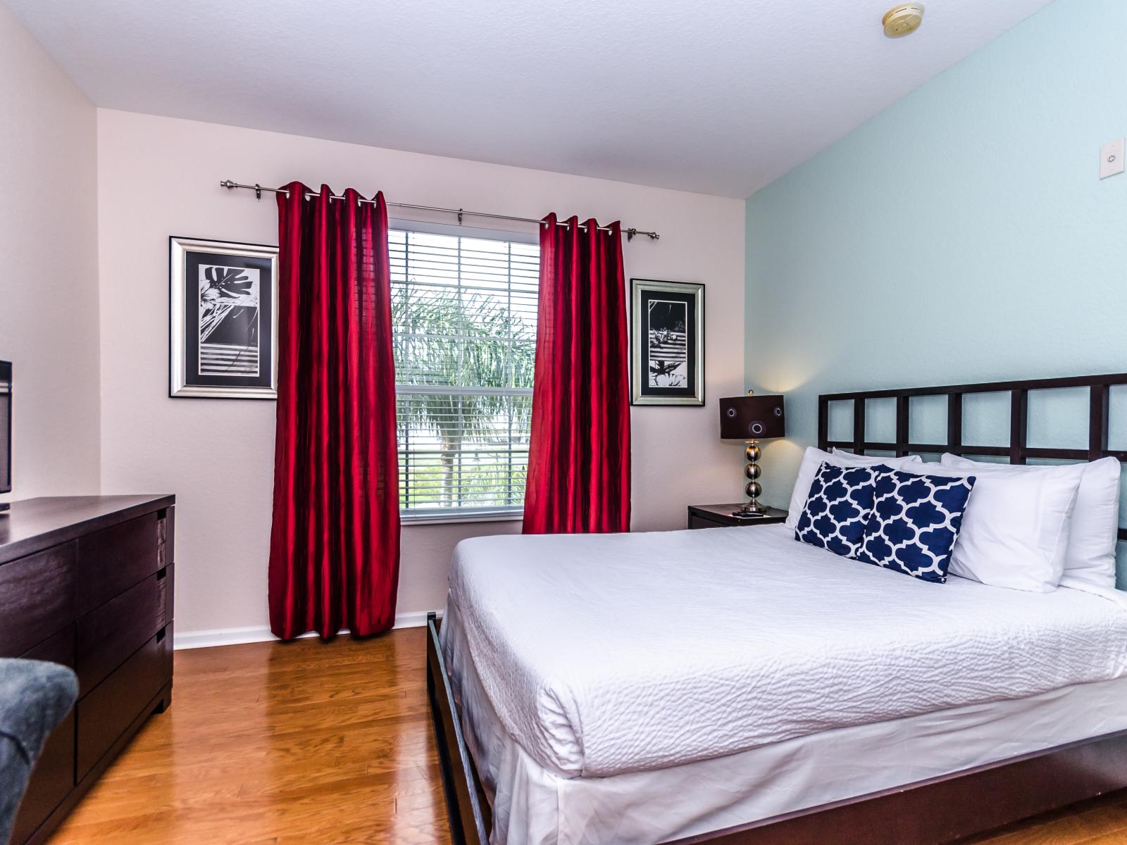 Panoramic bedroom of the condo in Orlando - A Cozy double bed comes with neat and clean linen - Majestic table lamps and wall paintings used for the decoration of the room - Availability of Tv and Netflix