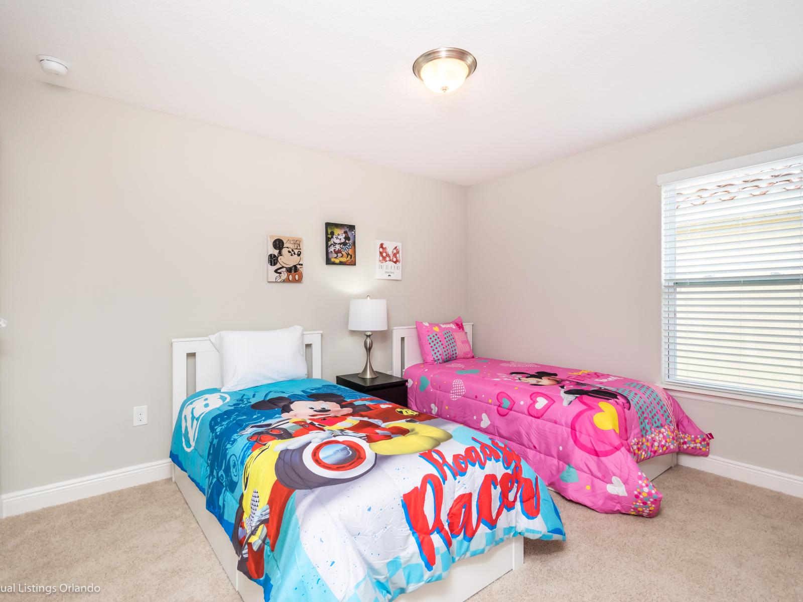 Mickey Mouse decored bedroom  of the home in Davenport Florida - A haven for duos, offering two single beds - Cozy ambiance for a perfect night's rest - Smart TV and Netflix