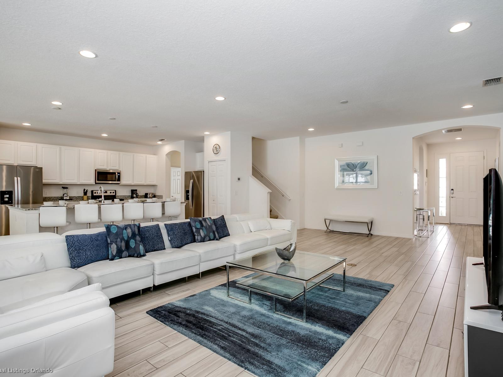 Large Living Area of the Villa in Florida - Lots of seating - Smart TV and Netflix - Well-chosen lighting fixtures adding both functionality and charm - Smart use of space with multifunctional furniture for a practical yet beautiful environment